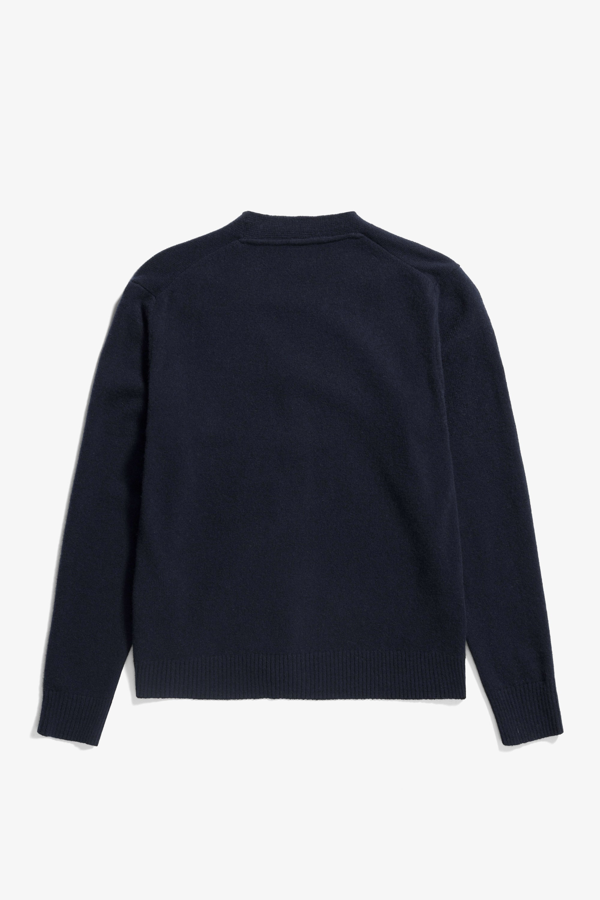 Cardigan – est fabriqué en Italie et présente des manches montées, des bords-côtes 2x2 au niveau de l'ourlet et des poignets, une patte à cinq boutons et une étiquette griffée au… [0624]