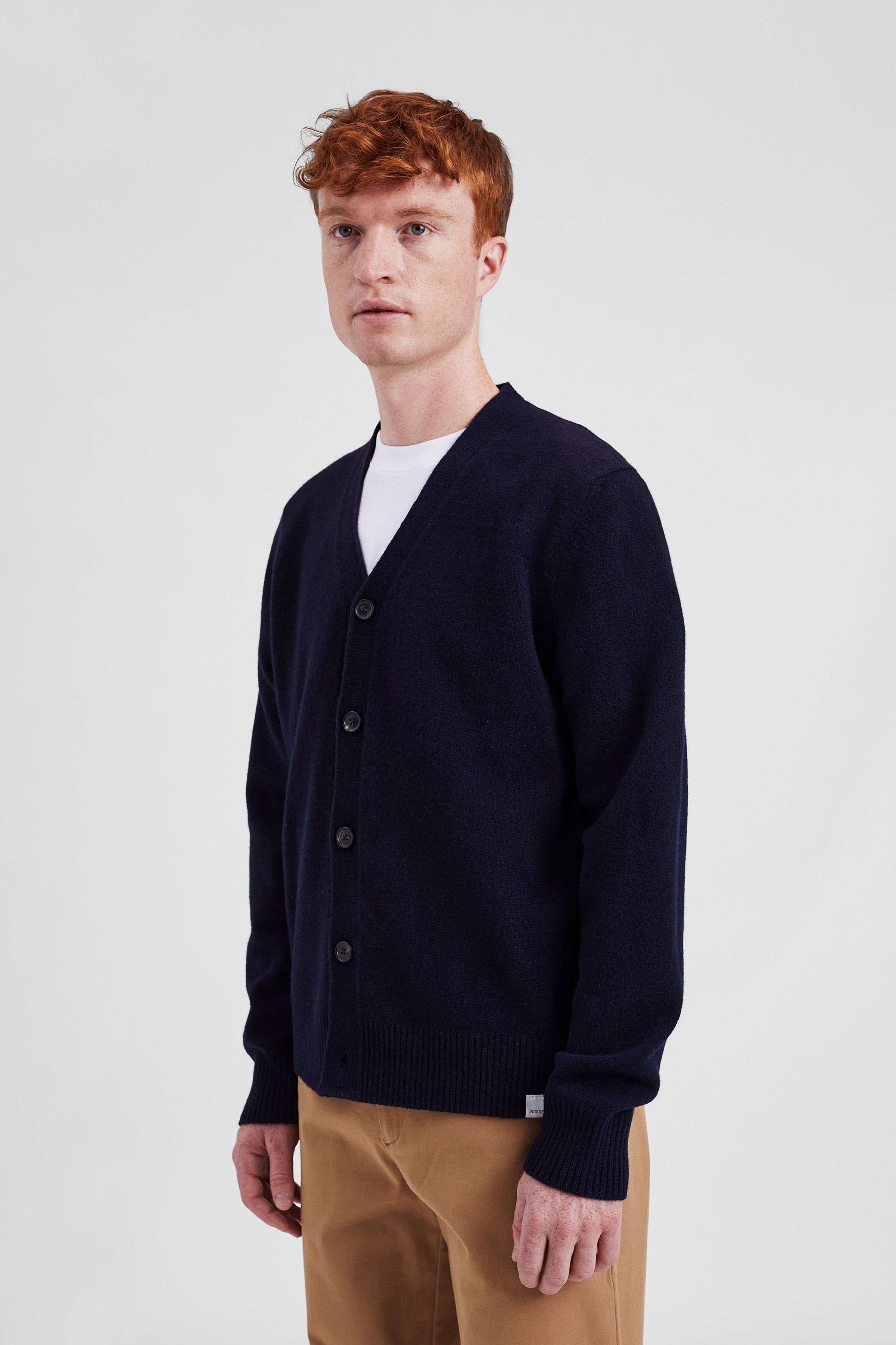 Cardigan – est fabriqué en Italie et présente des manches montées, des bords-côtes 2x2 au niveau de l'ourlet et des poignets, une patte à cinq boutons et une étiquette griffée au… [0624]