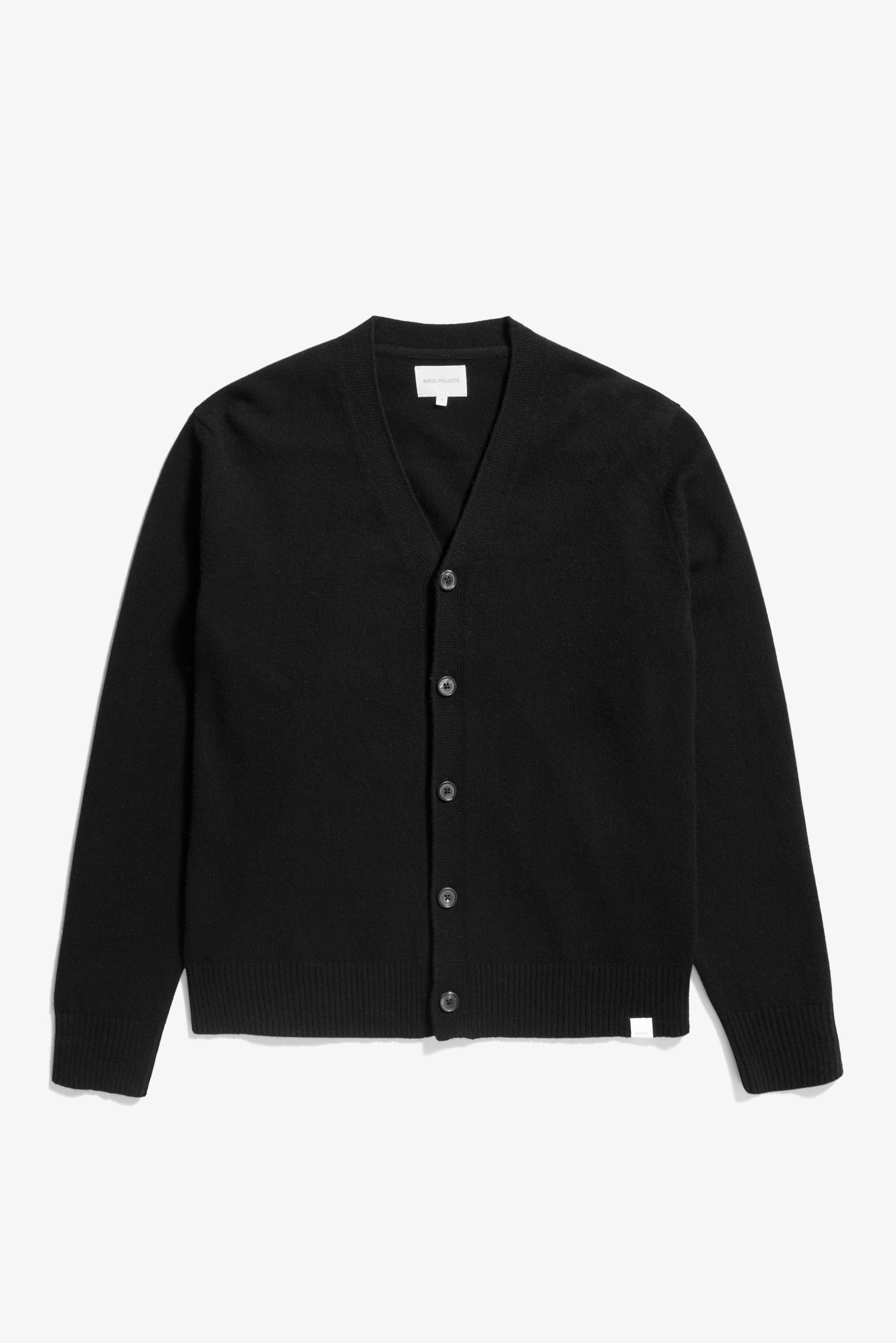 Cardigan - confectionné en Italie, avec manches montées, des côtes 2x2 simples à l'ourlet et aux poignets, une patte à cinq boutons et une étiquette siglée à l'ourlet.