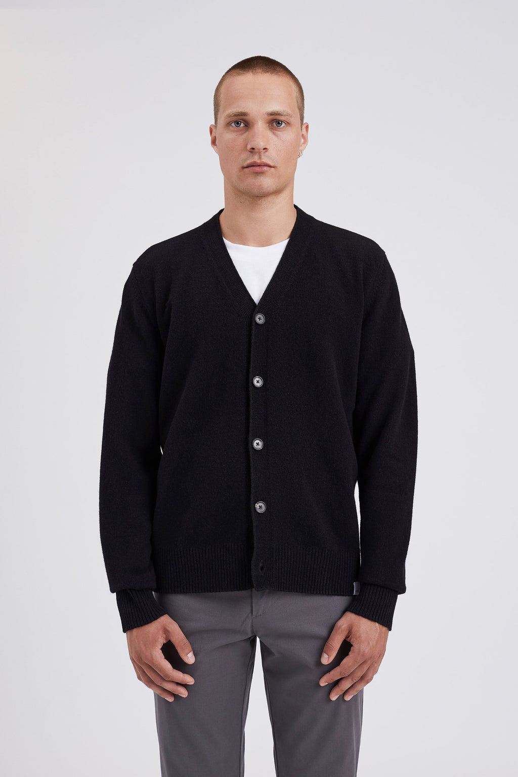 Cardigan - confectionné en Italie, avec manches montées, des côtes 2x2 simples à l'ourlet et aux poignets, une patte à cinq boutons et une étiquette siglée à l'ourlet.