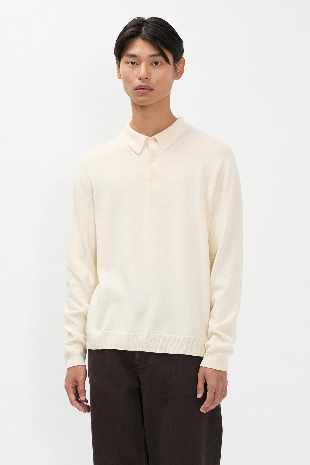 Polo en papier de coton – Un polo à manches longues de coupe classique tricoté dans un fil de mélange de papier et de coton – Un polo à manches longues de coupe classique tricoté dans un pap…