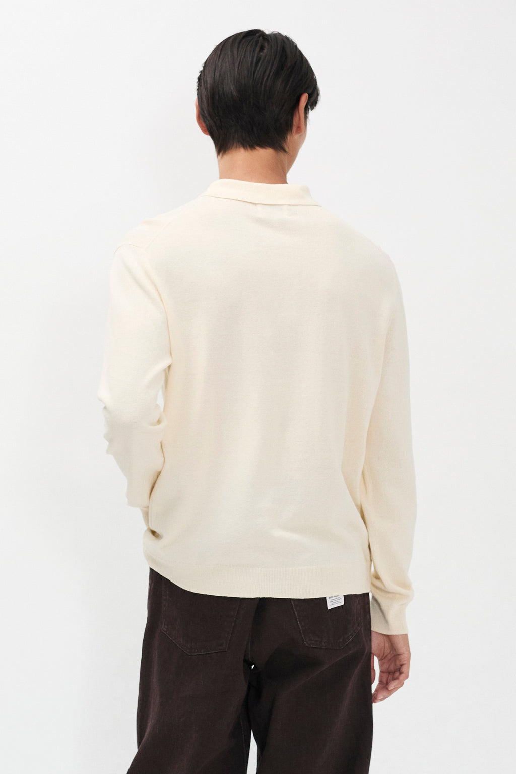 Polo en papier de coton – Un polo à manches longues de coupe classique tricoté dans un fil de mélange de papier et de coton – Un polo à manches longues de coupe classique tricoté dans un pap…