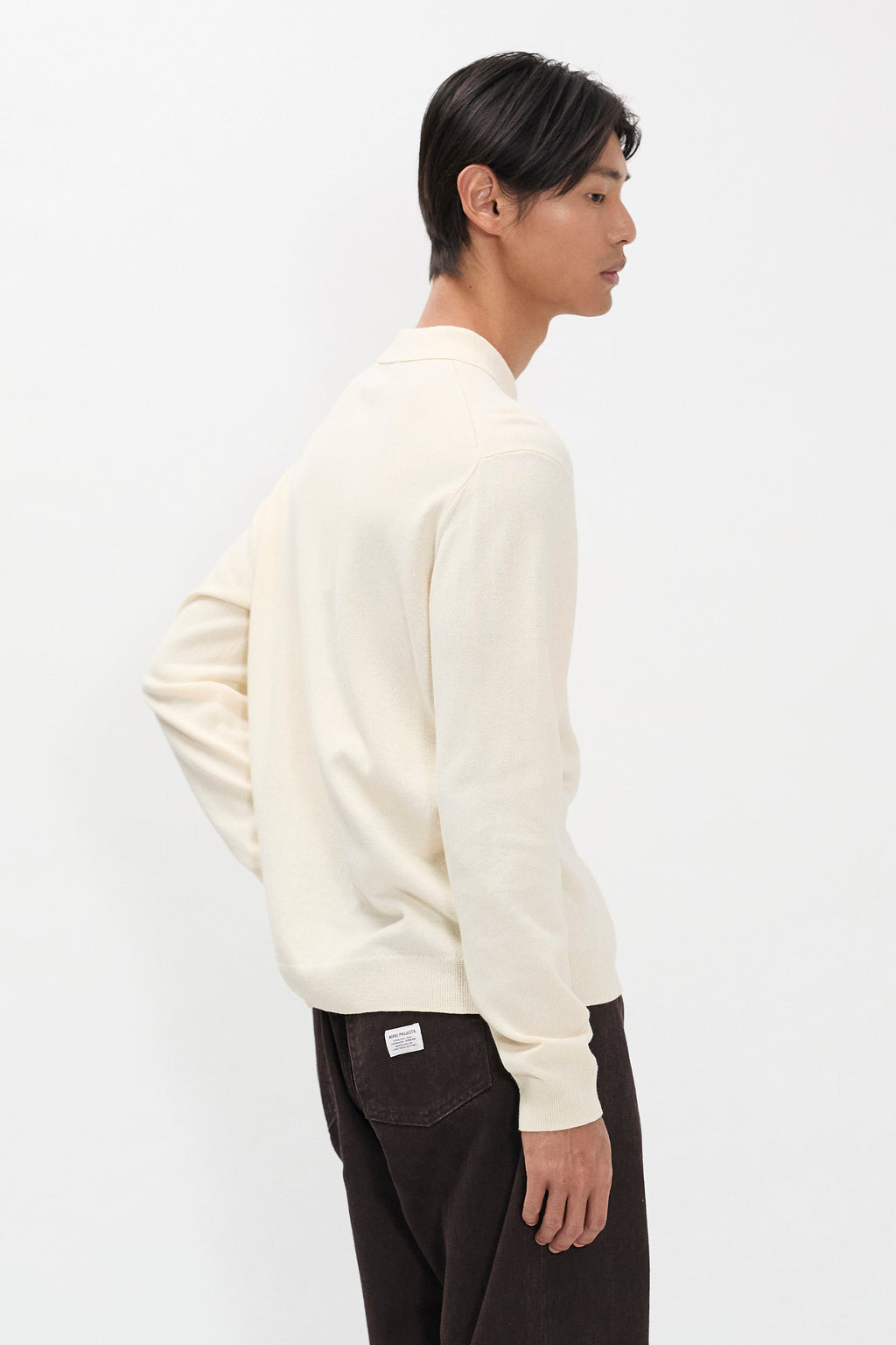 Polo en papier de coton – Un polo à manches longues de coupe classique tricoté dans un fil de mélange de papier et de coton – Un polo à manches longues de coupe classique tricoté dans un pap…