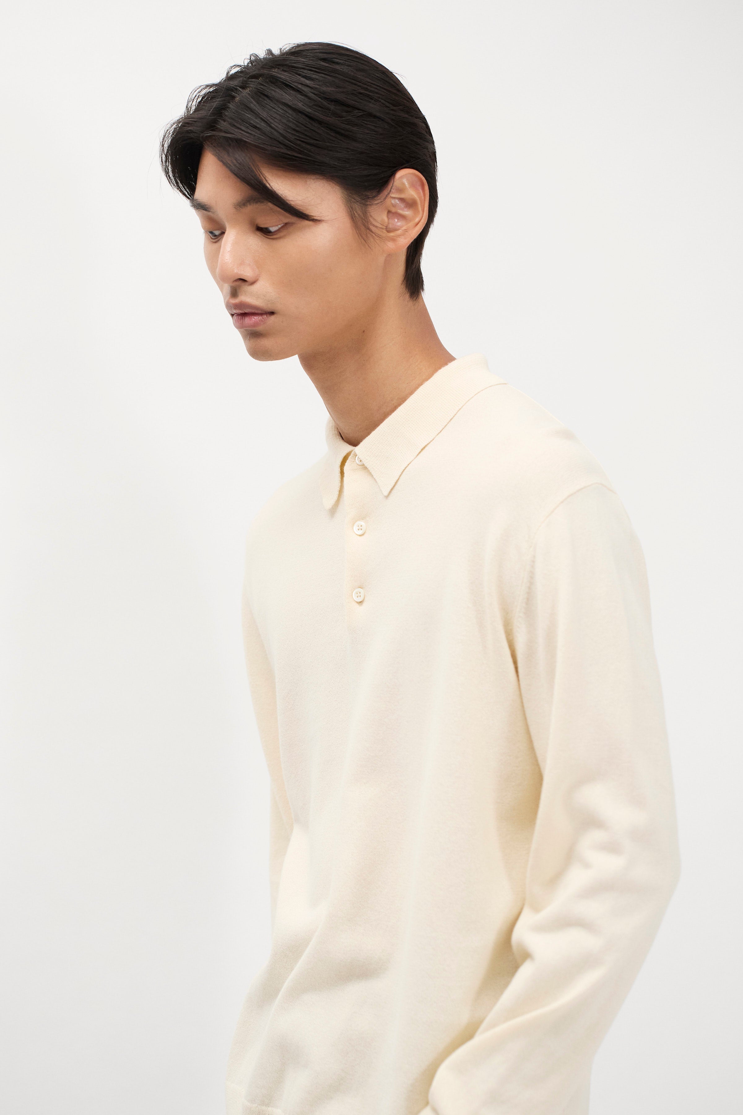Polo en papier de coton – Un polo à manches longues de coupe classique tricoté dans un fil de mélange de papier et de coton – Un polo à manches longues de coupe classique tricoté dans un pap…