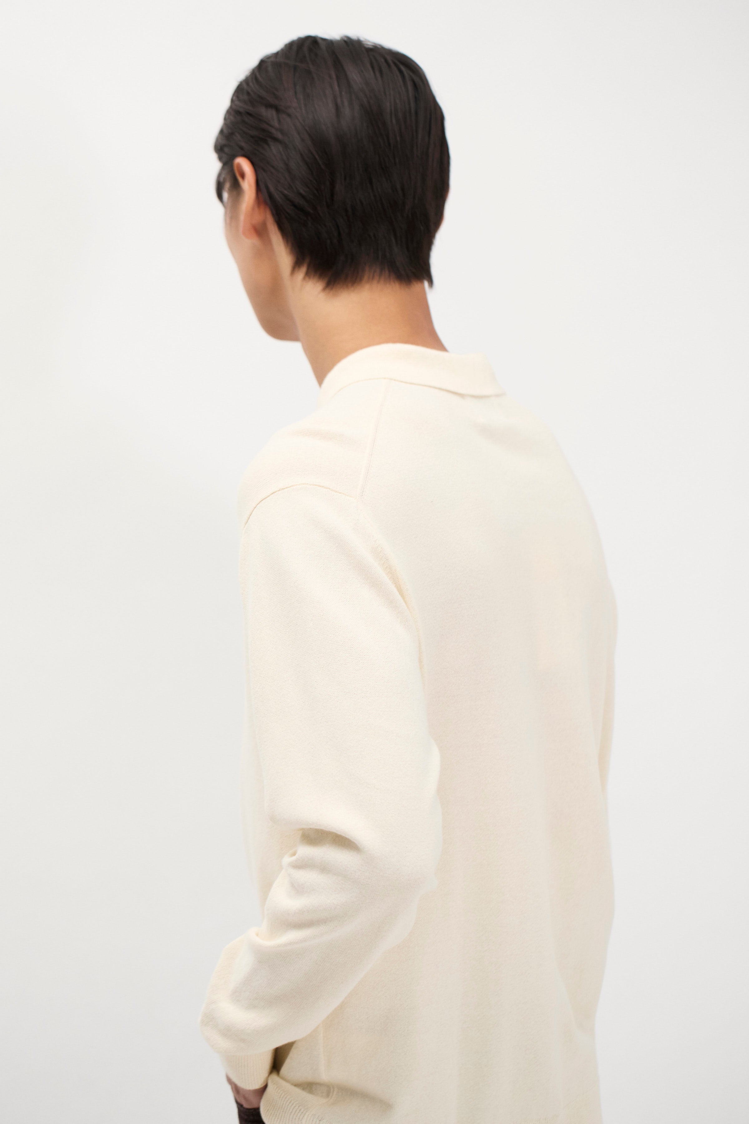 Polo en papier de coton – Un polo à manches longues de coupe classique tricoté dans un fil de mélange de papier et de coton – Un polo à manches longues de coupe classique tricoté dans un pap…