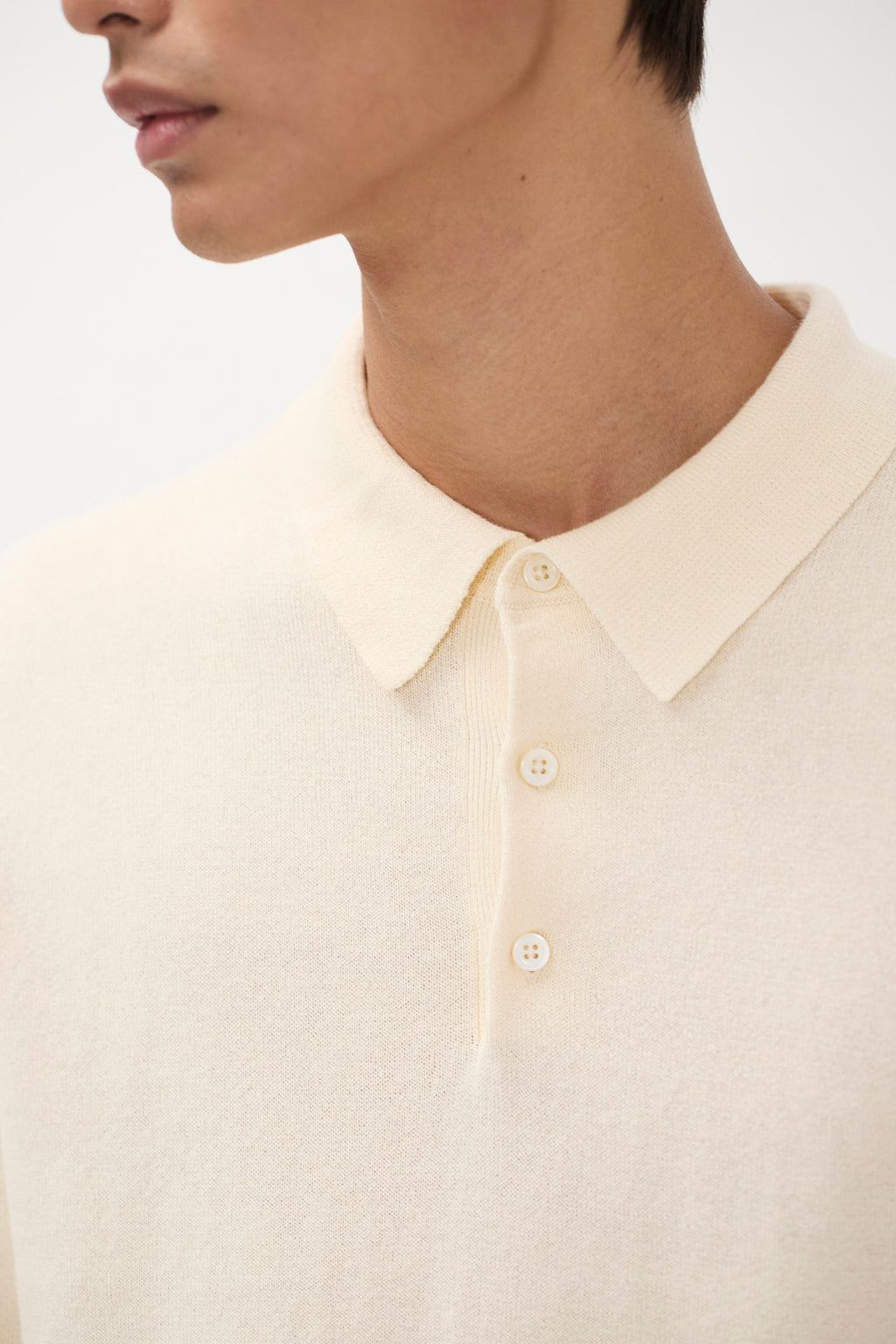 Polo en papier de coton – Un polo à manches longues de coupe classique tricoté dans un fil de mélange de papier et de coton – Un polo à manches longues de coupe classique tricoté dans un pap…