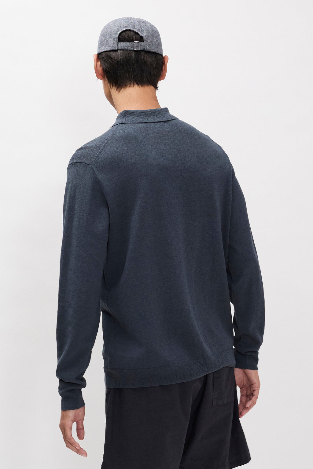 Polo en papier de coton – Un polo à manches longues de coupe régulière tricoté dans un fil de mélange de papier et de coton – Les propriétés naturelles des fibres de papier offrent une…