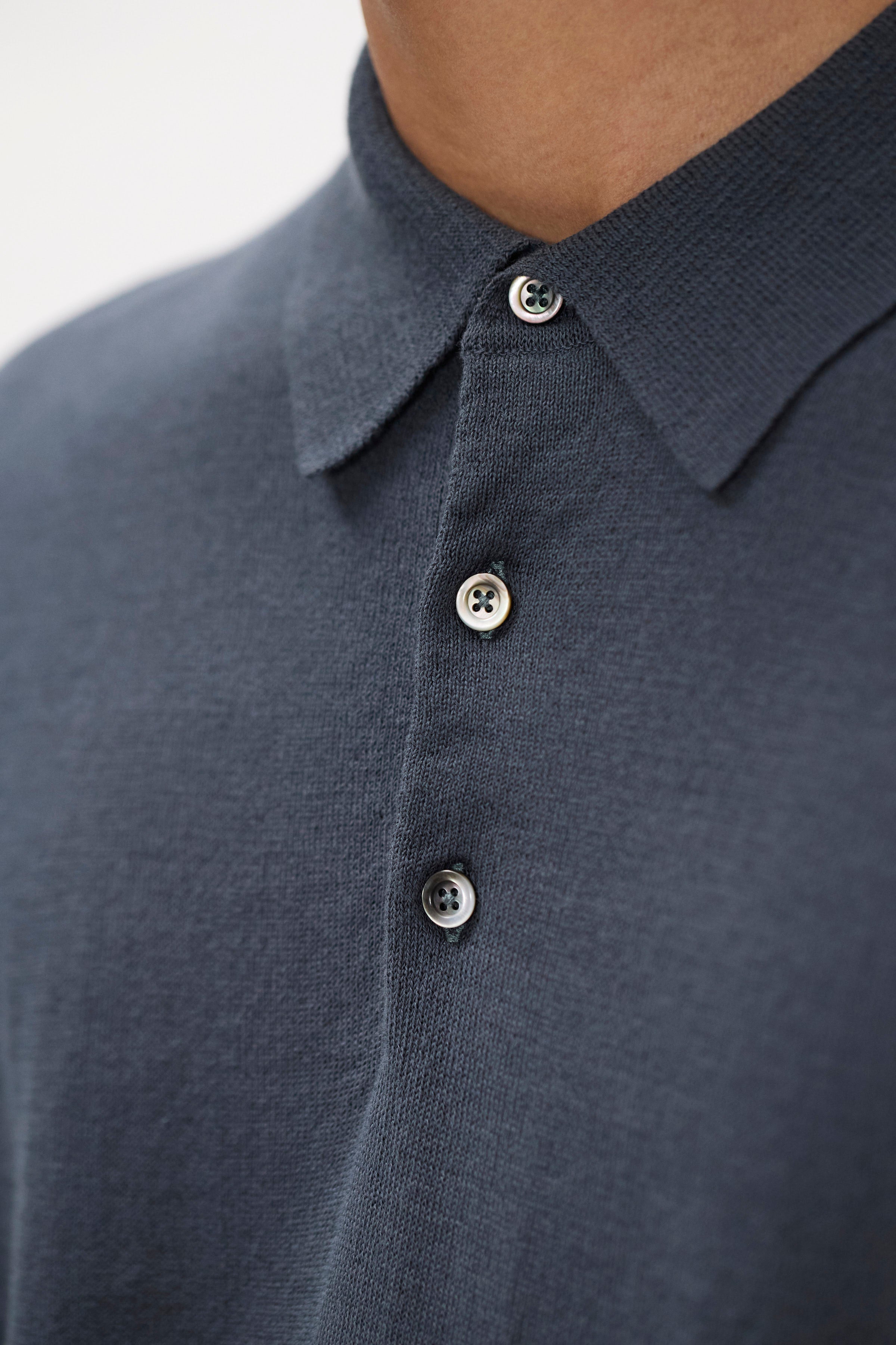 Polo en papier de coton – Un polo à manches longues de coupe régulière tricoté dans un fil de mélange de papier et de coton – Les propriétés naturelles des fibres de papier offrent une…
