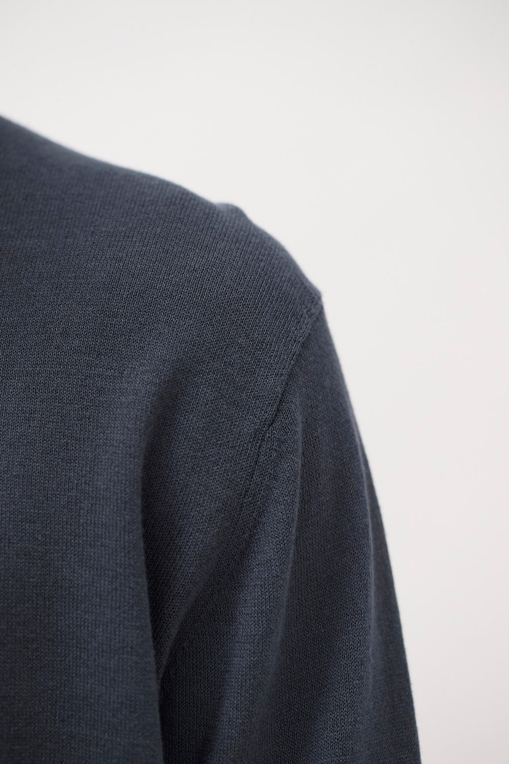 Polo en papier de coton – Un polo à manches longues de coupe régulière tricoté dans un fil de mélange de papier et de coton – Les propriétés naturelles des fibres de papier offrent une…