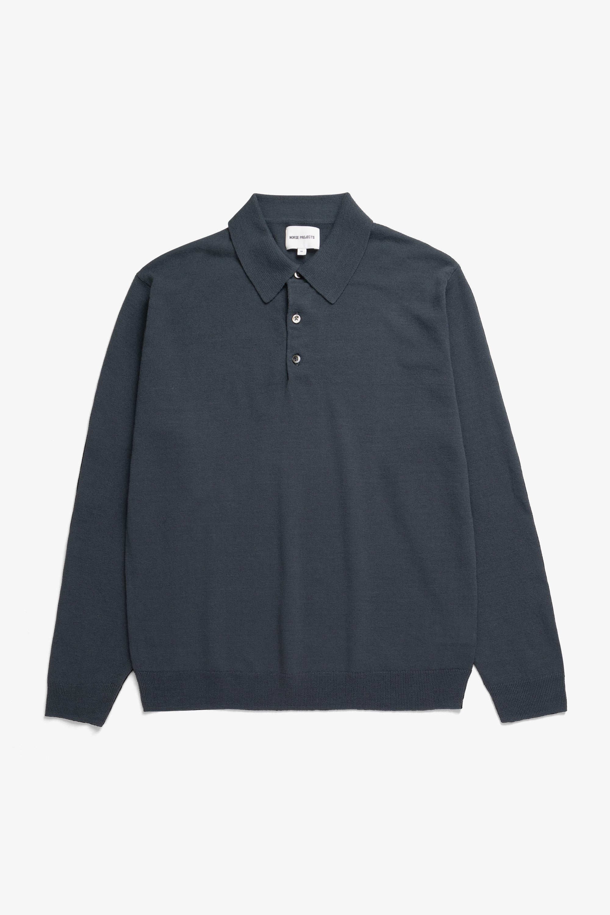 Polo en papier de coton – Un polo à manches longues de coupe régulière tricoté dans un fil de mélange de papier et de coton – Les propriétés naturelles des fibres de papier offrent une…