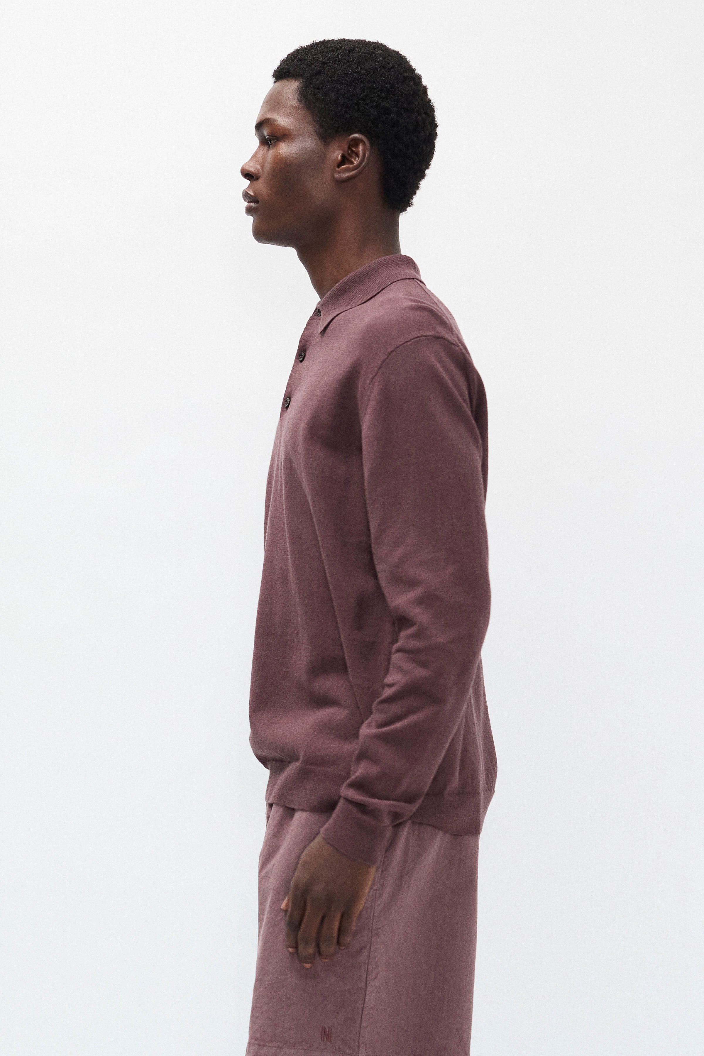 Polo en papier et coton - Un polo à manches longues de coupe droite, tricoté dans un fil de mélange de papier et de coton - Il est tricoté en jersey uni et présente un col en trico…