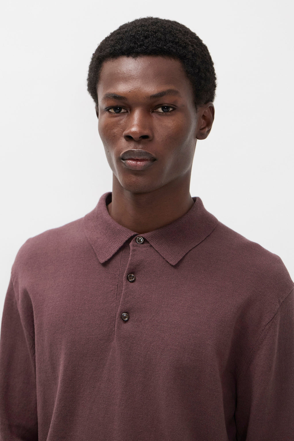 Polo en papier et coton - Un polo à manches longues de coupe droite, tricoté dans un fil de mélange de papier et de coton - Il est tricoté en jersey uni et présente un col en trico…