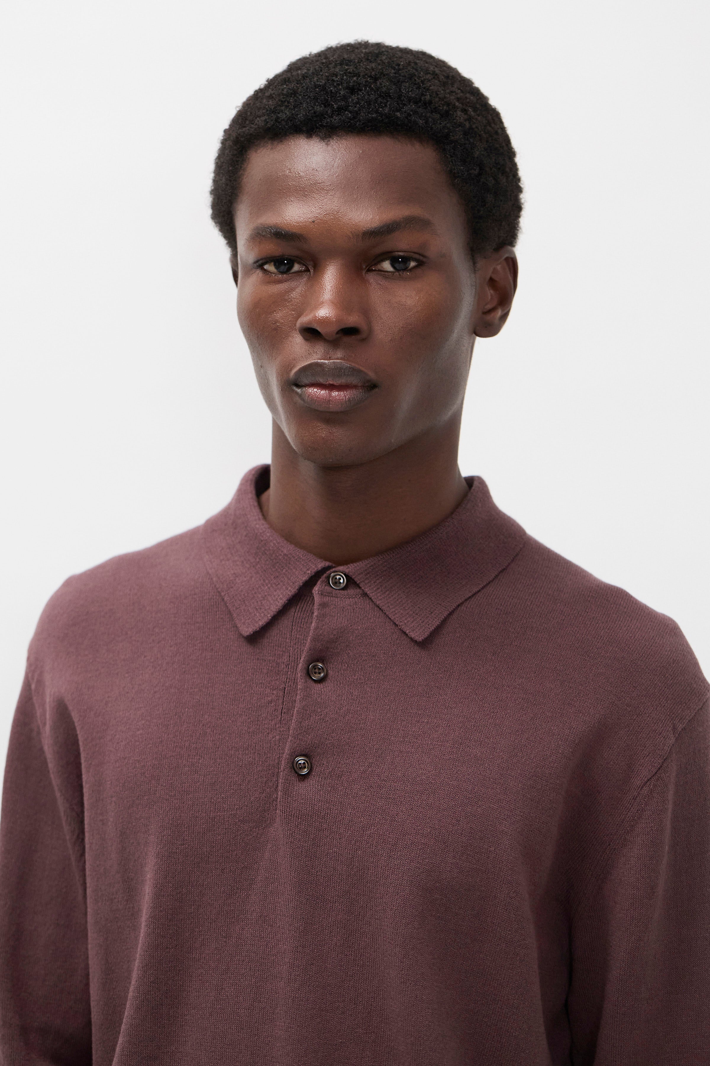 Polo en papier et coton - Un polo à manches longues de coupe droite, tricoté dans un fil de mélange de papier et de coton - Il est tricoté en jersey uni et présente un col en trico…