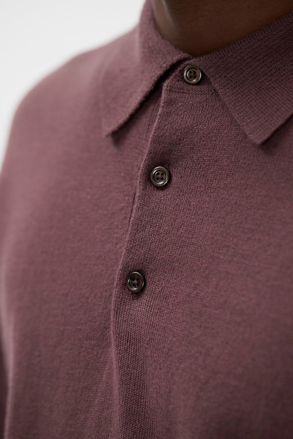 Polo en papier et coton - Un polo à manches longues de coupe droite, tricoté dans un fil de mélange de papier et de coton - Il est tricoté en jersey uni et présente un col en trico…