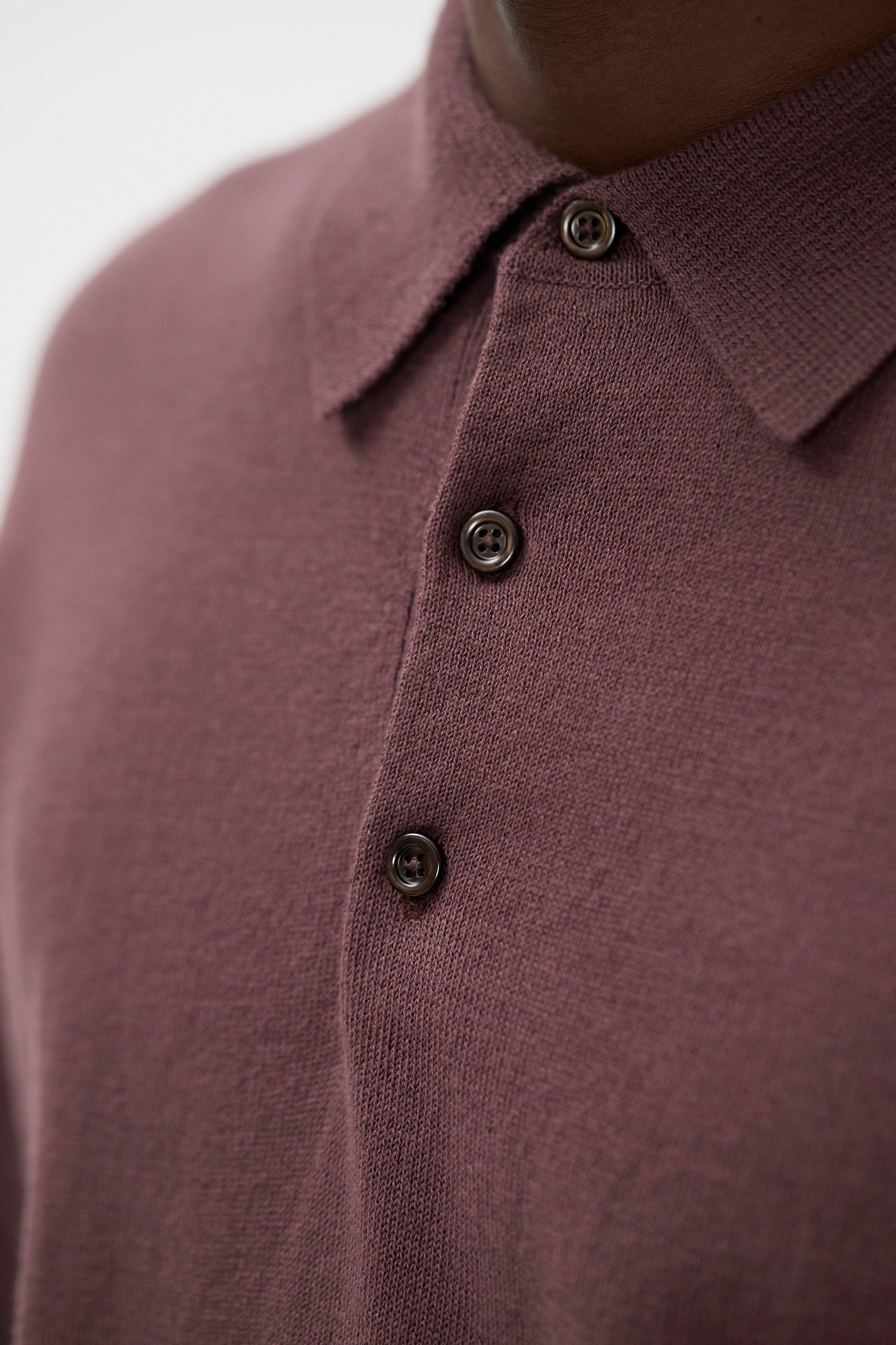 Polo en papier et coton - Un polo à manches longues de coupe droite, tricoté dans un fil de mélange de papier et de coton - Il est tricoté en jersey uni et présente un col en trico…