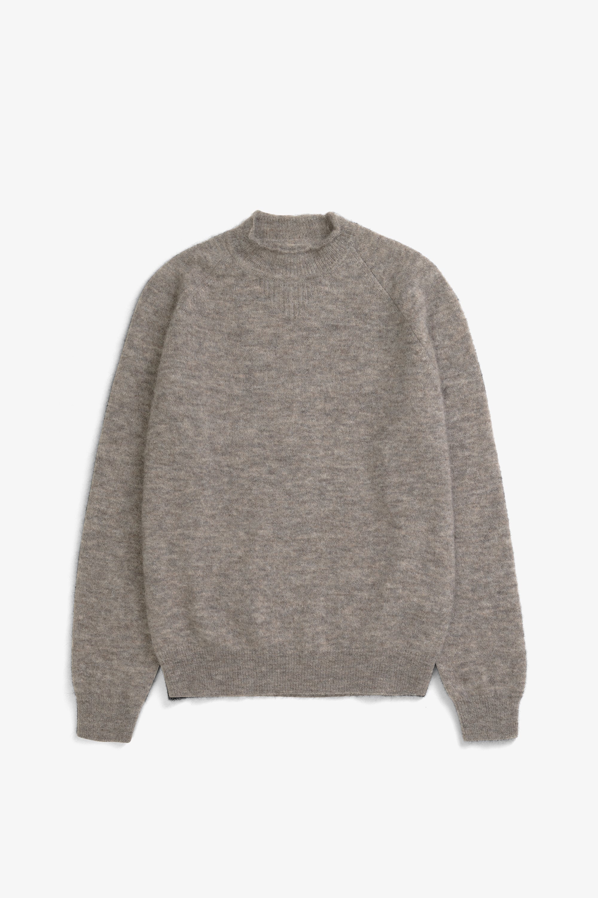 Nordrevik Baby Alpaca Sweater - Un pull raglan de coupe droite tricoté dans un mélange d'alpaga super fin, aérien et léger - Le style est construit avec…