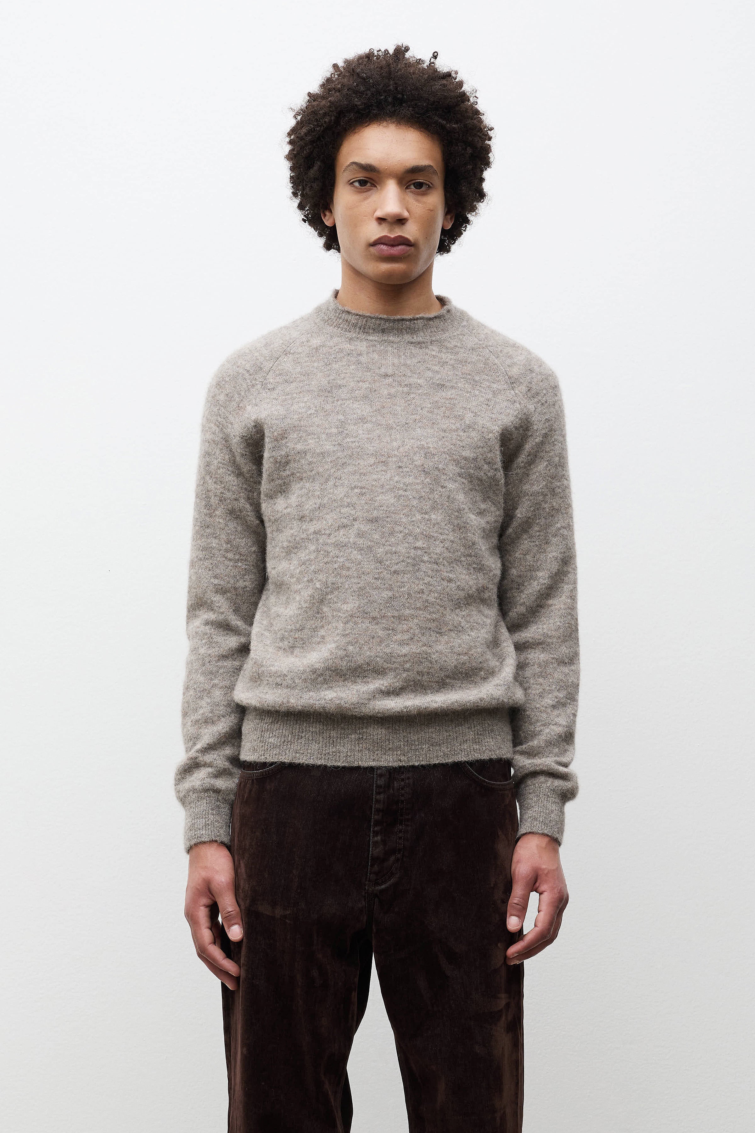 Nordrevik Baby Alpaca Sweater - Un pull raglan de coupe droite tricoté dans un mélange d'alpaga super fin, aérien et léger - Le style est construit avec…