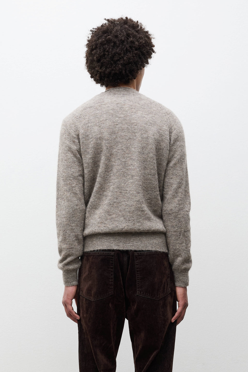 Nordrevik Baby Alpaca Sweater - Un pull raglan de coupe droite tricoté dans un mélange d'alpaga super fin, aérien et léger - Le style est construit avec…
