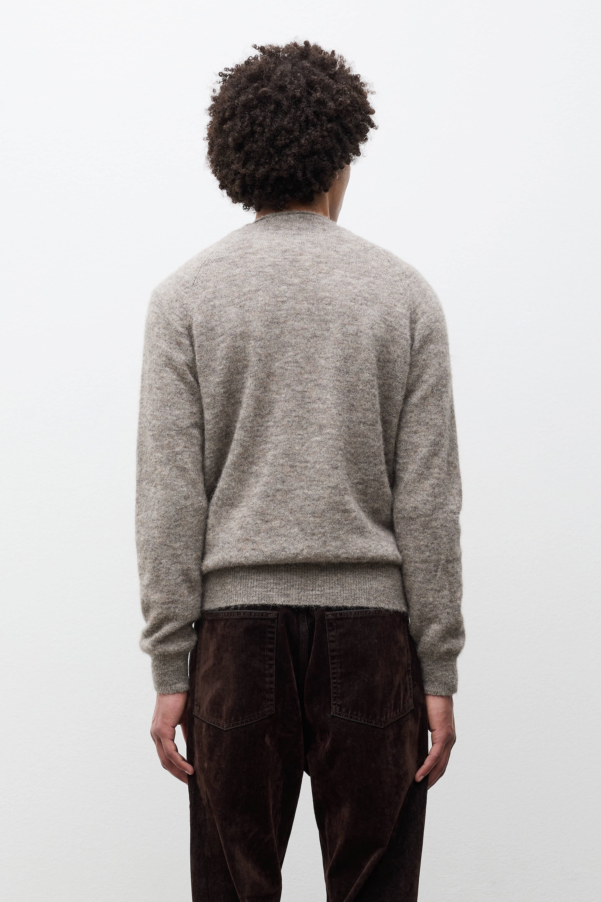 Nordrevik Baby Alpaca Sweater - Un pull raglan de coupe droite tricoté dans un mélange d'alpaga super fin, aérien et léger - Le style est construit avec…