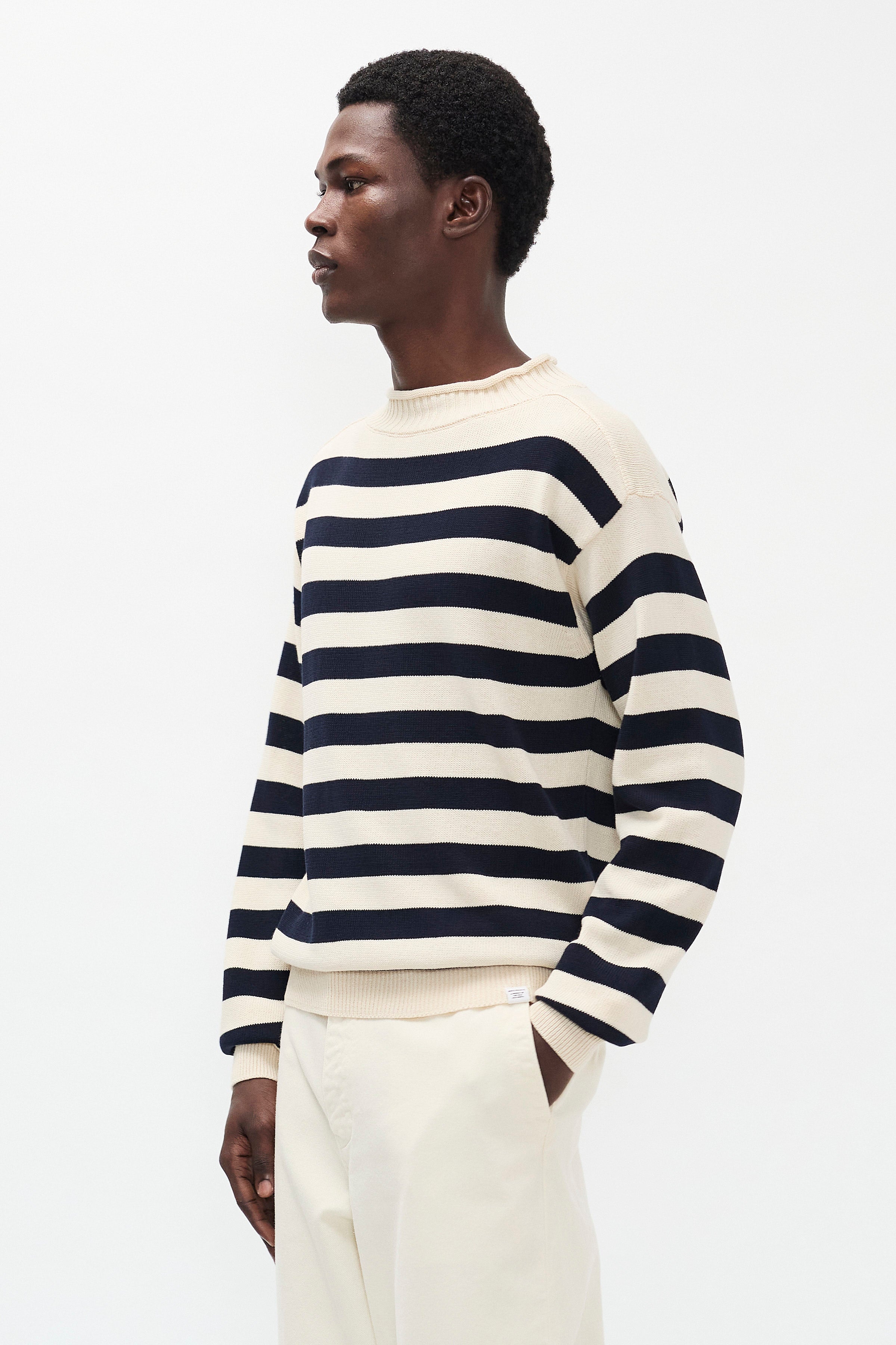 Sagvatnet Roll Neck Sweater – Un pull à col montant de coupe droite, tricoté en crêpe de coton léger et sec – Un pull à col montant de coupe dr…