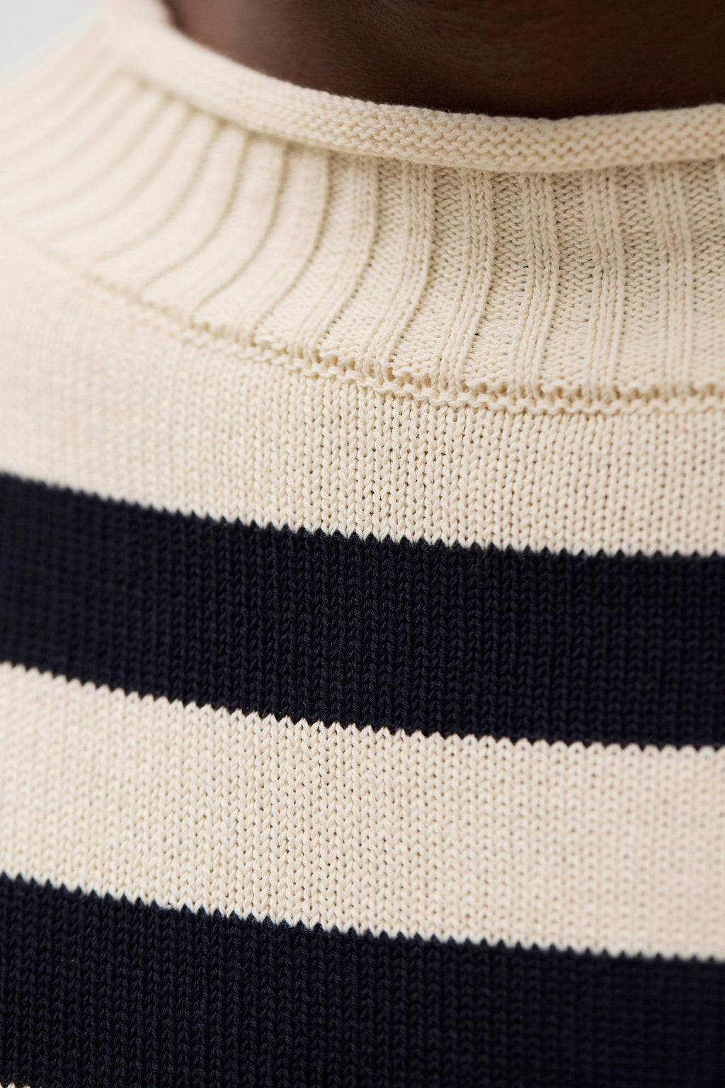 Sagvatnet Roll Neck Sweater – Un pull à col montant de coupe droite, tricoté en crêpe de coton léger et sec – Un pull à col montant de coupe dr…