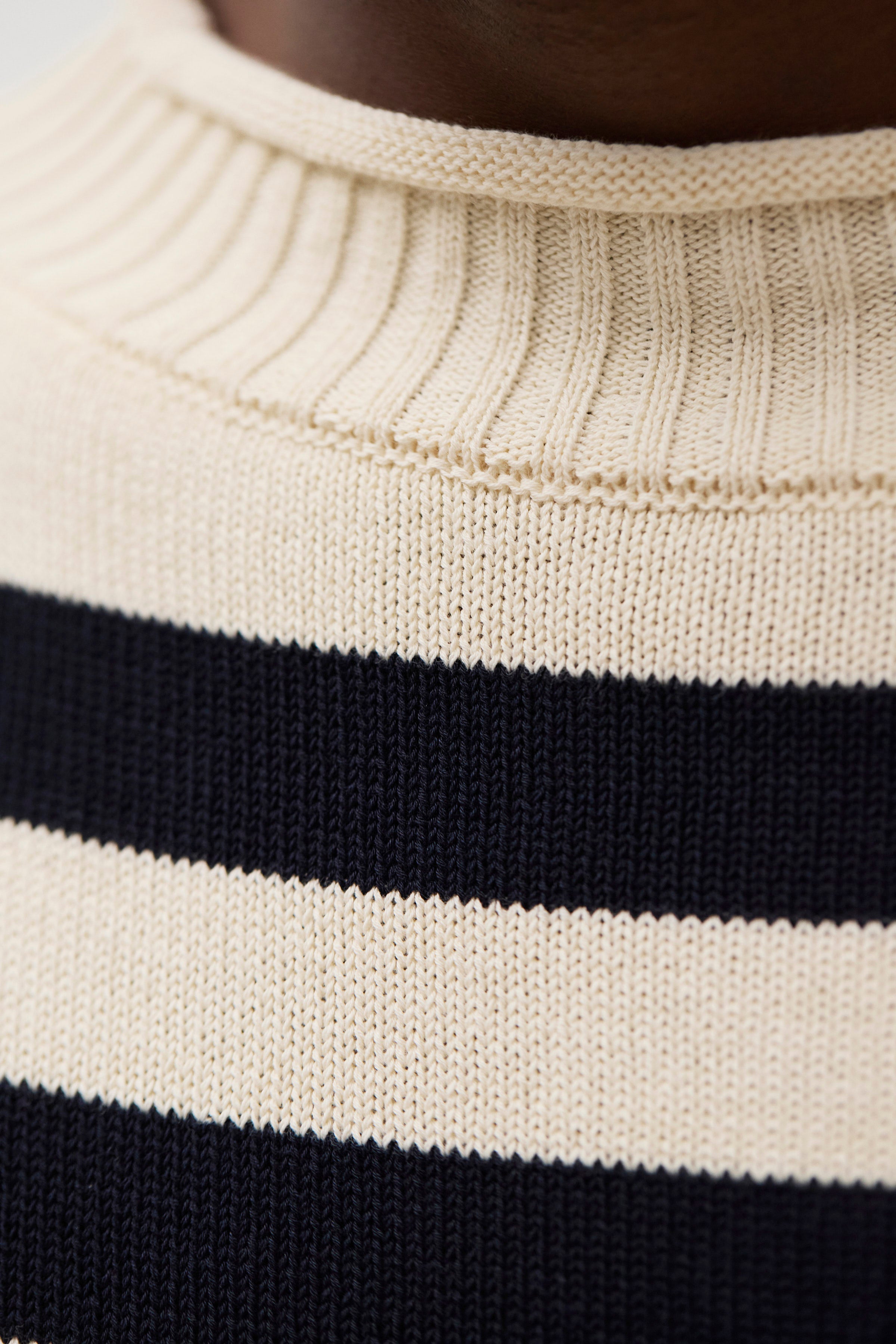 Sagvatnet Roll Neck Sweater – Un pull à col montant de coupe droite, tricoté en crêpe de coton léger et sec – Un pull à col montant de coupe dr…