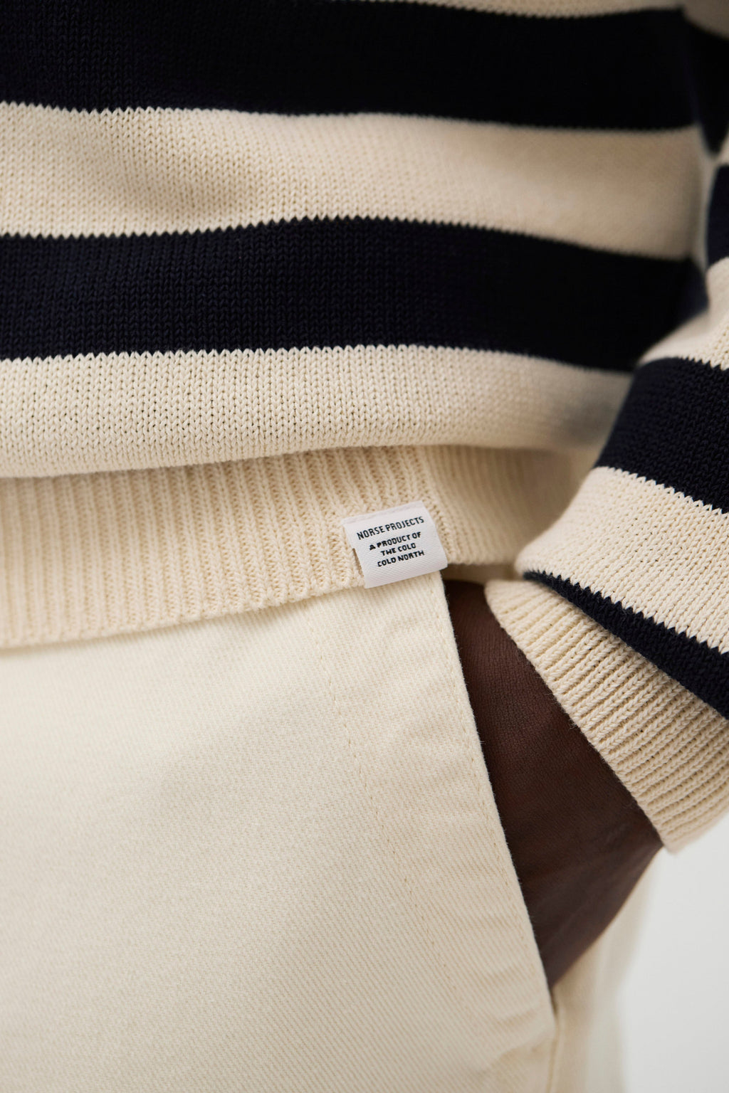 Sagvatnet Roll Neck Sweater – Un pull à col montant de coupe droite, tricoté en crêpe de coton léger et sec – Un pull à col montant de coupe dr…