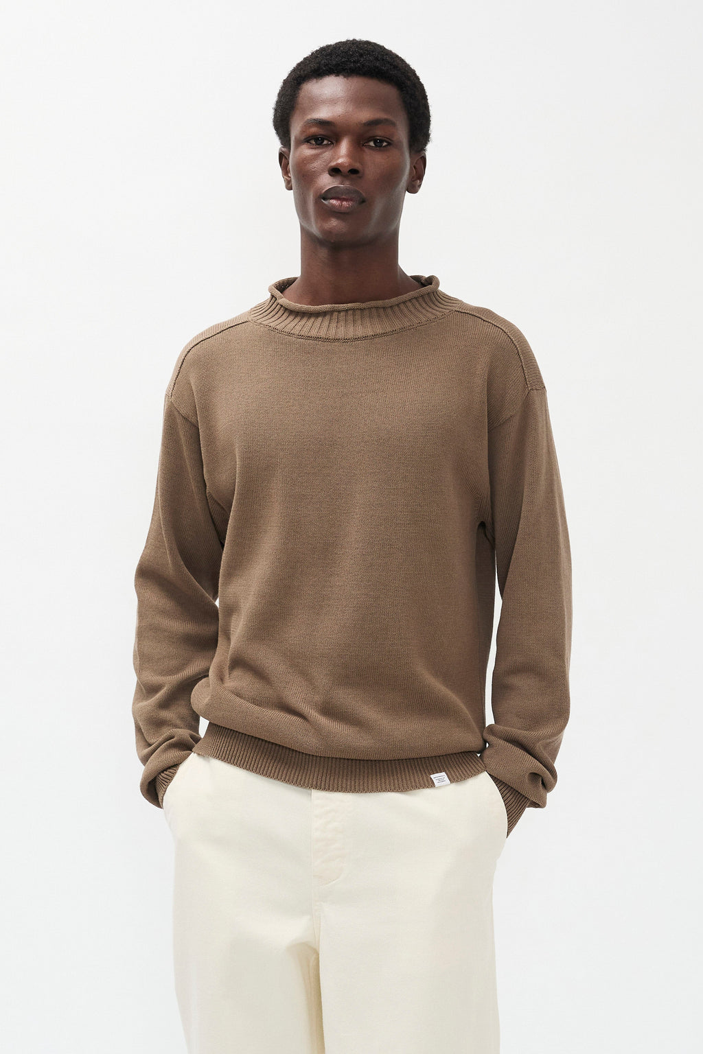 Pull à col roulé Sagvatnet – Un pull à col cheminée à coupe régulière tricoté en crêpe de coton léger et sec – Le style est conçu avec une…