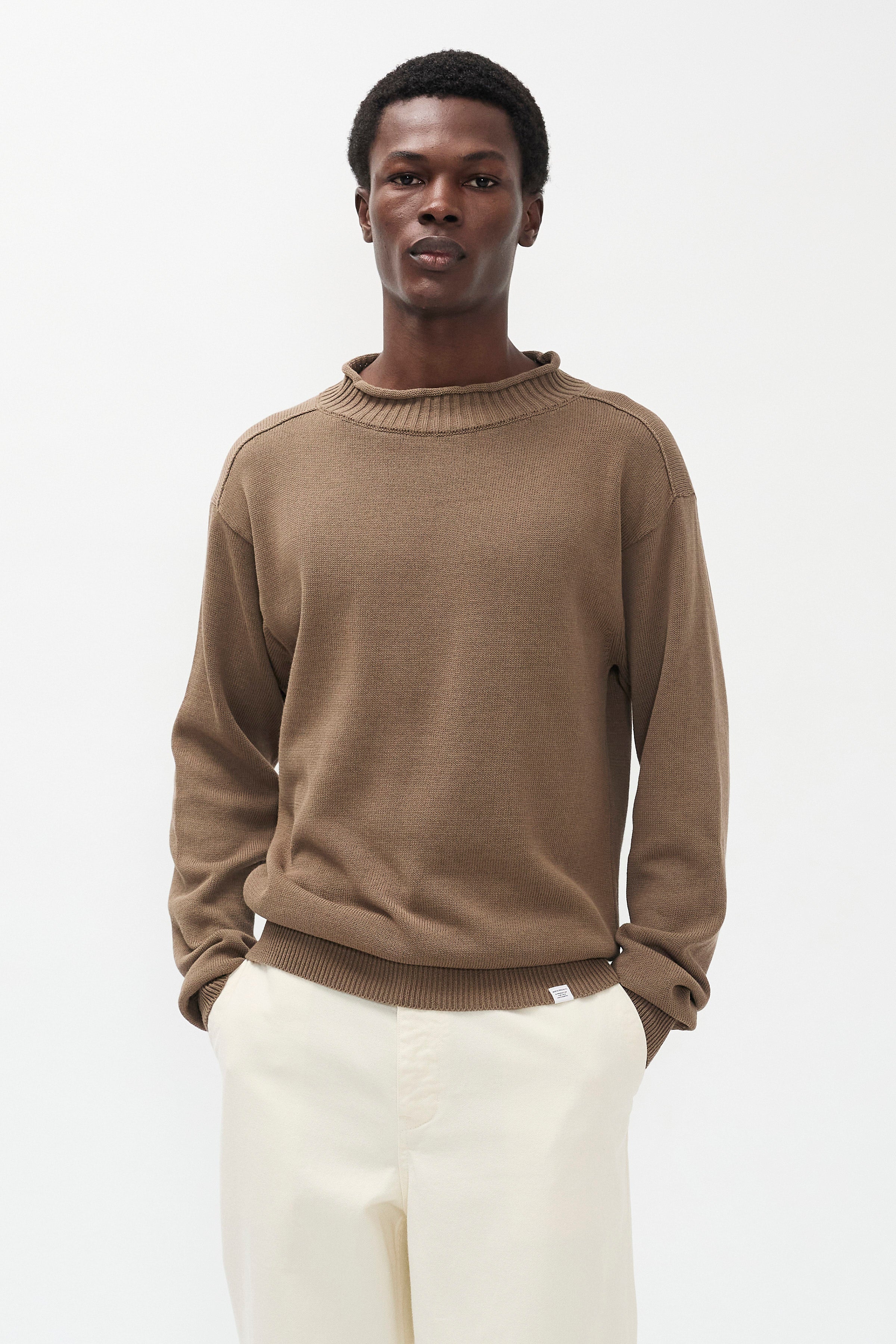 Pull à col roulé Sagvatnet – Un pull à col cheminée à coupe régulière tricoté en crêpe de coton léger et sec – Le style est conçu avec une…