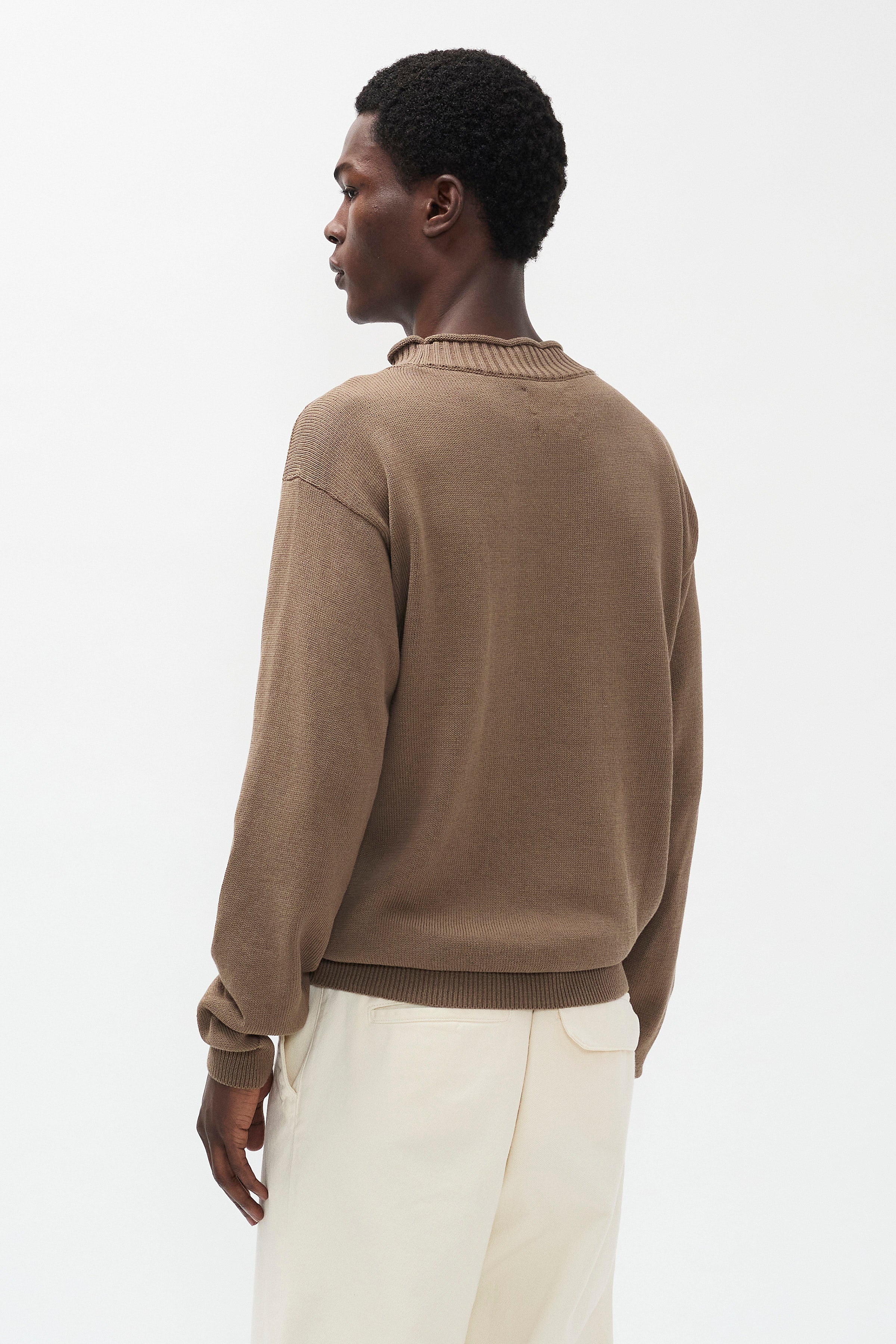 Pull à col roulé Sagvatnet – Un pull à col cheminée à coupe régulière tricoté en crêpe de coton léger et sec – Le style est conçu avec une…