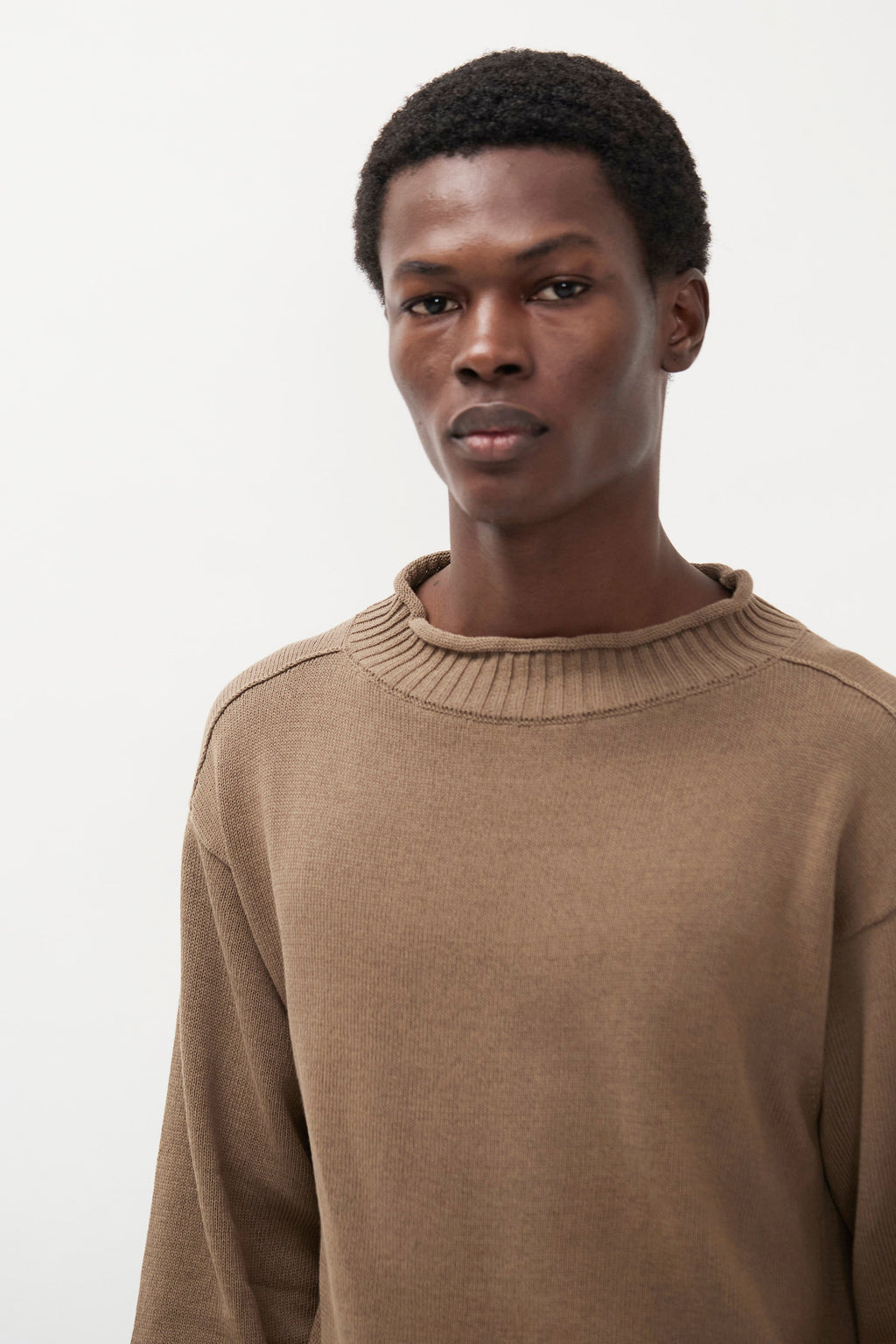 Pull à col roulé Sagvatnet – Un pull à col cheminée à coupe régulière tricoté en crêpe de coton léger et sec – Le style est conçu avec une…