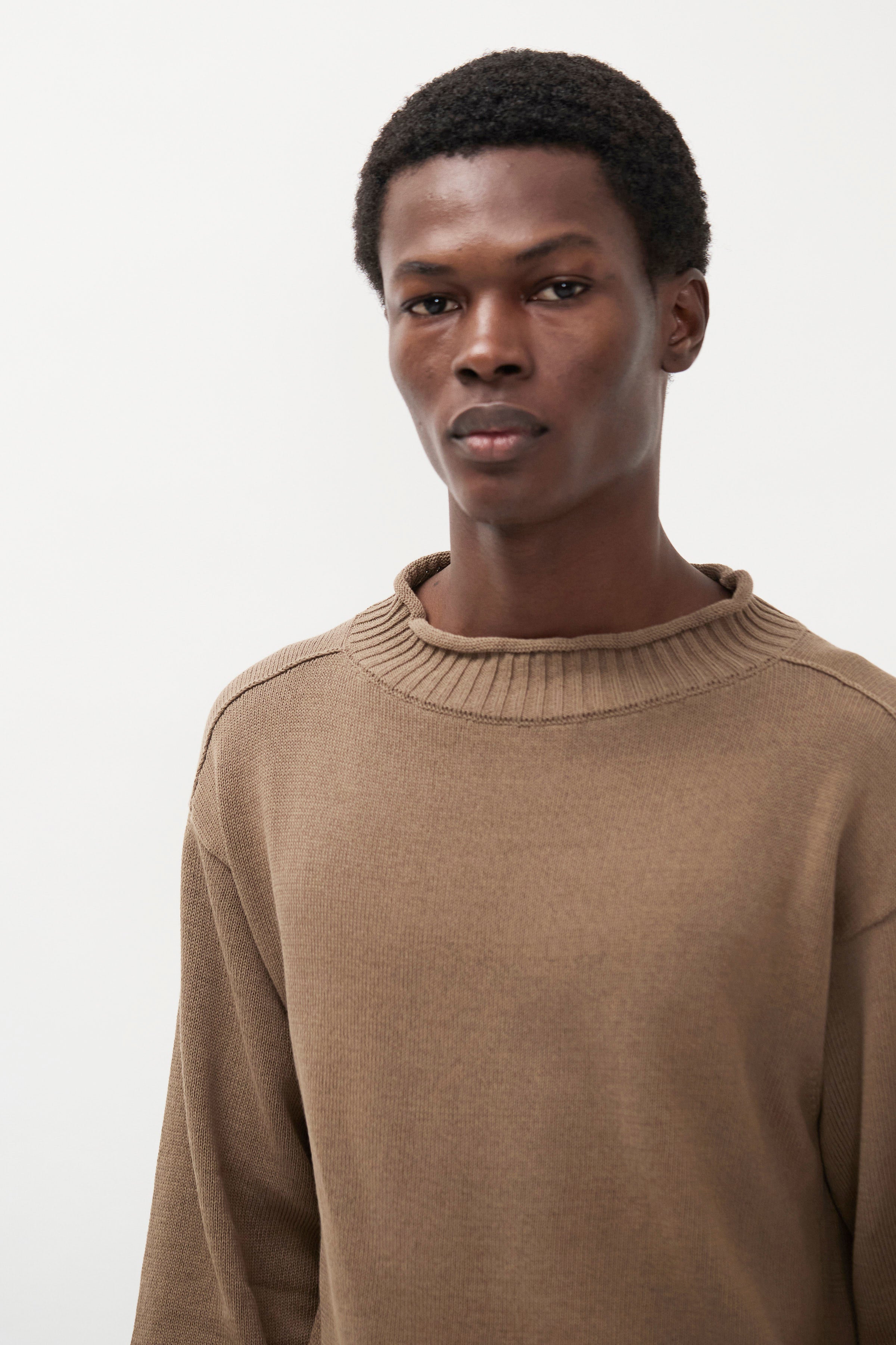 Pull à col roulé Sagvatnet – Un pull à col cheminée à coupe régulière tricoté en crêpe de coton léger et sec – Le style est conçu avec une…