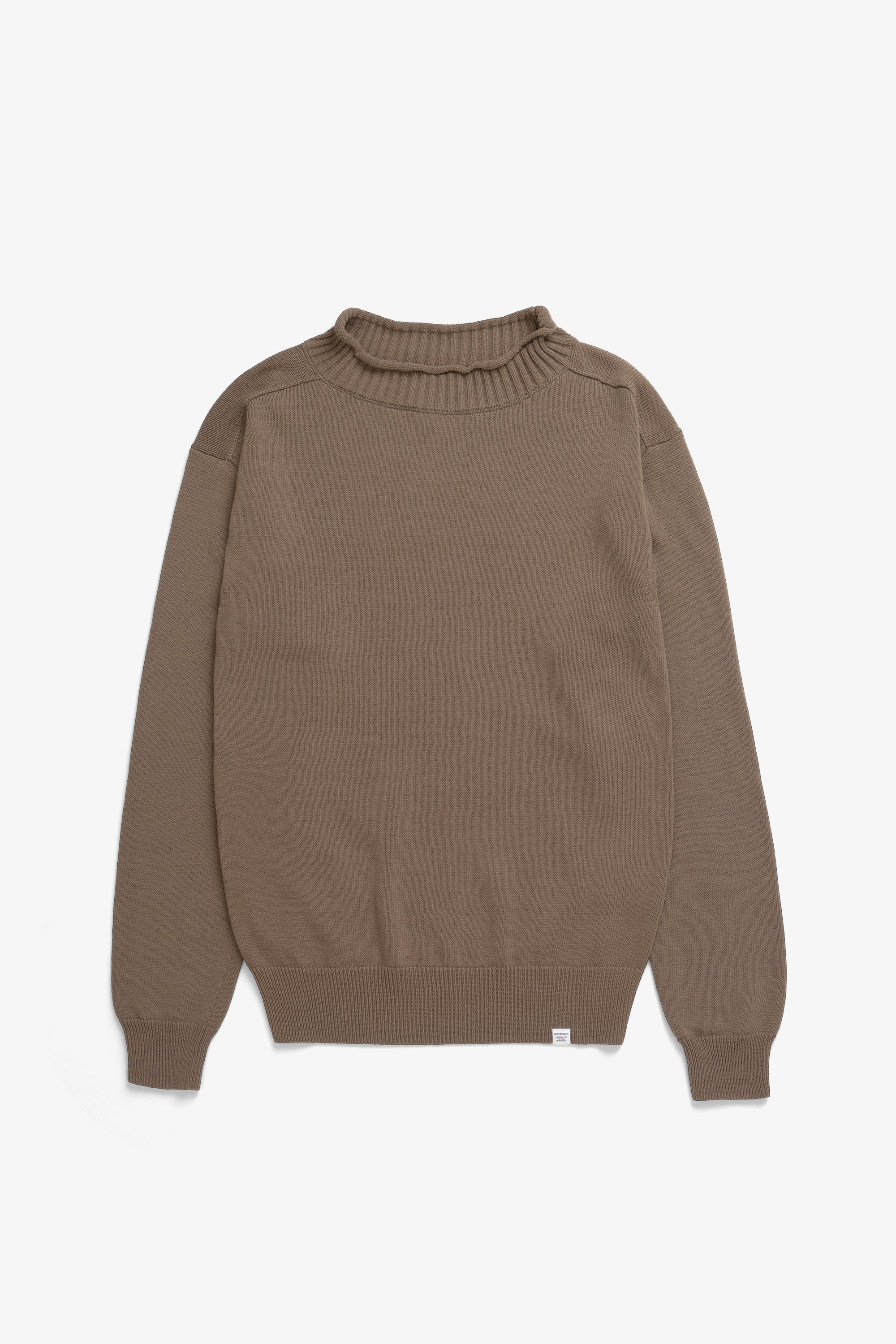Pull à col roulé Sagvatnet – Un pull à col cheminée à coupe régulière tricoté en crêpe de coton léger et sec – Le style est conçu avec une…