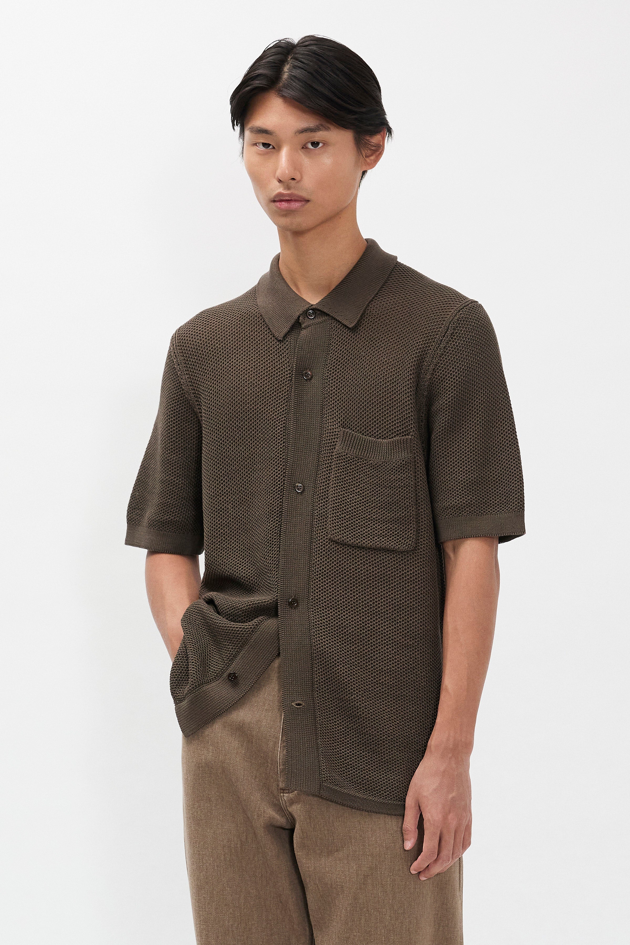 Polo en maille de coton - Un polo de coupe classique tricoté dans un point alvéolé qui lui confère un confort léger et aéré, ce qui en fait le choix parfait p…