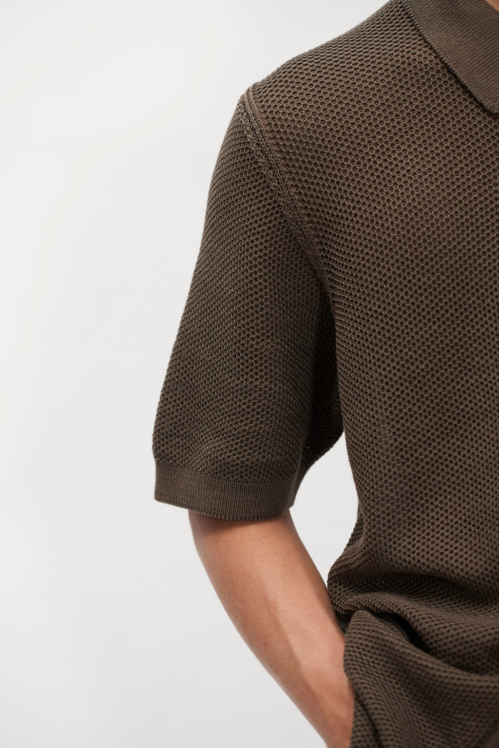 Polo en maille de coton - Un polo de coupe classique tricoté dans un point alvéolé qui lui confère un confort léger et aéré, ce qui en fait le choix parfait p…