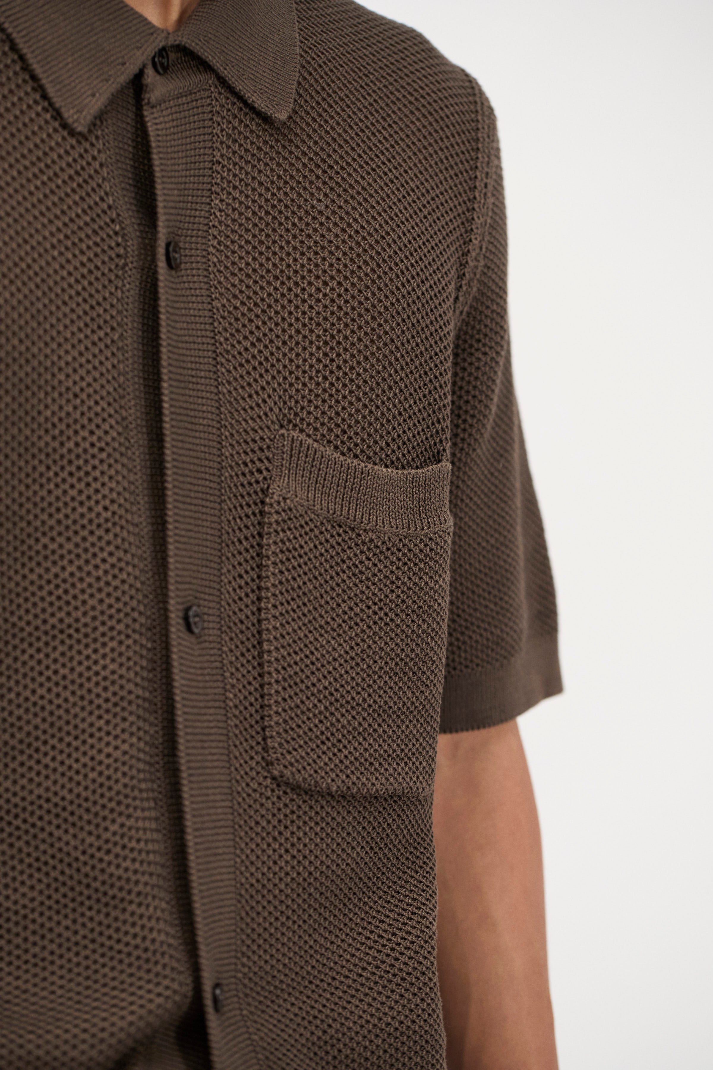 Polo en maille de coton - Un polo de coupe classique tricoté dans un point alvéolé qui lui confère un confort léger et aéré, ce qui en fait le choix parfait p…