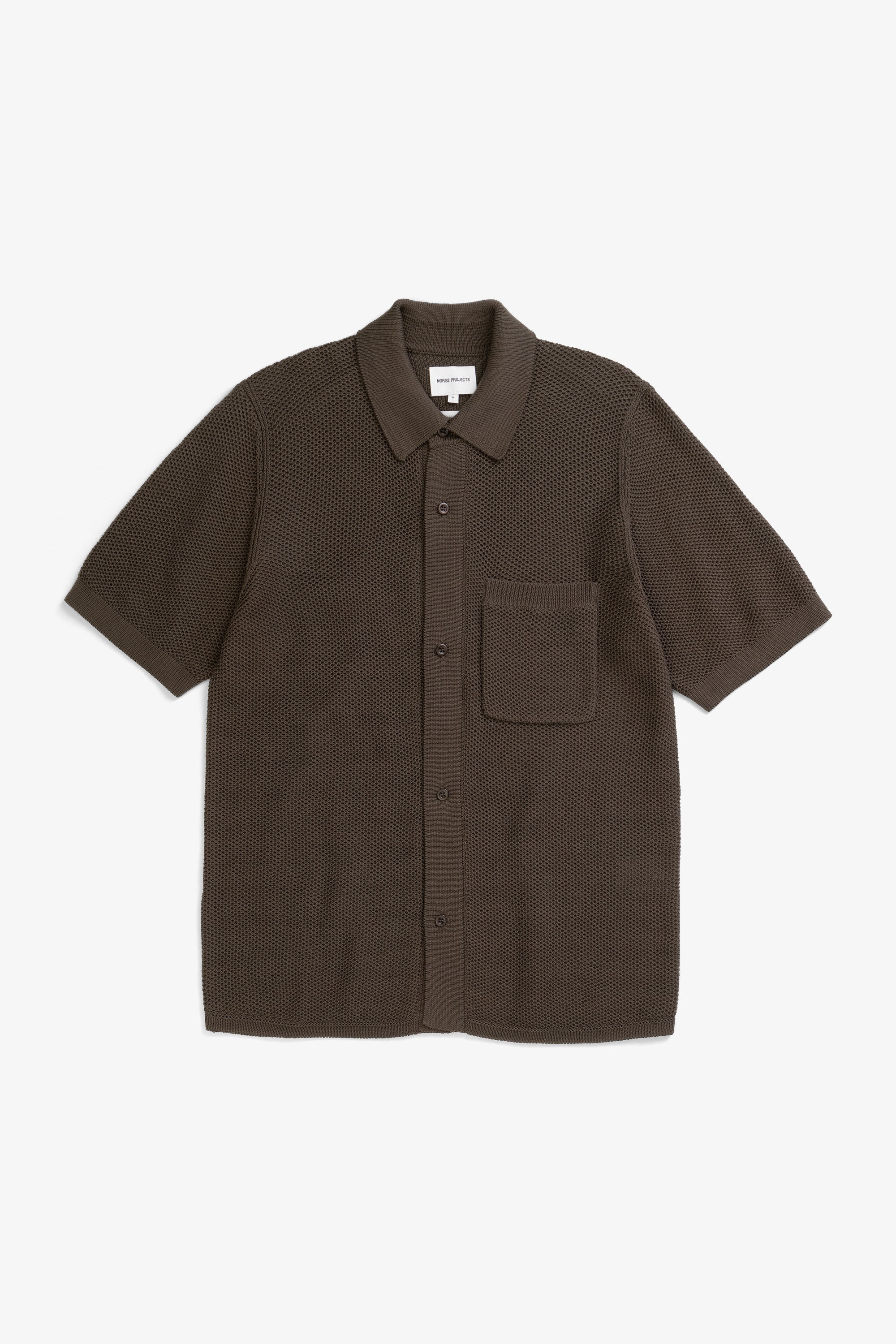 Polo en maille de coton - Un polo de coupe classique tricoté dans un point alvéolé qui lui confère un confort léger et aéré, ce qui en fait le choix parfait p…