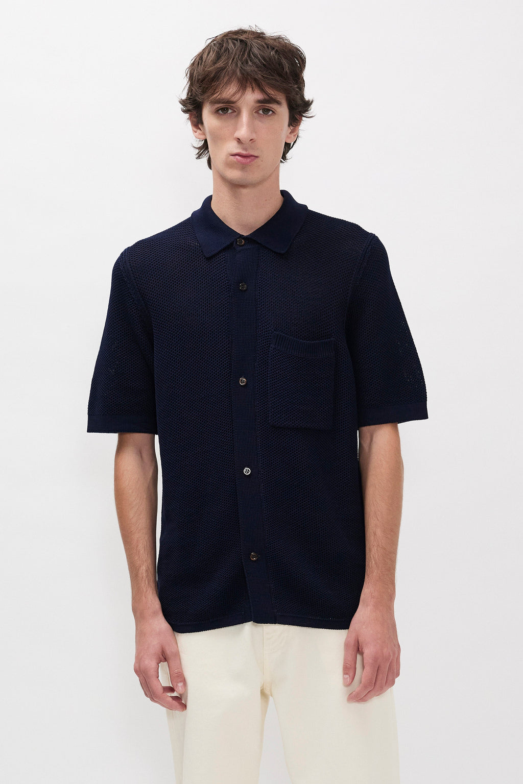 Polo en coton tricoté - Un polo à la coupe classique tricoté en maille nid d'abeille qui lui confère une aération et un confort rafraîchissant, ce qui en fait le choix parfait p…