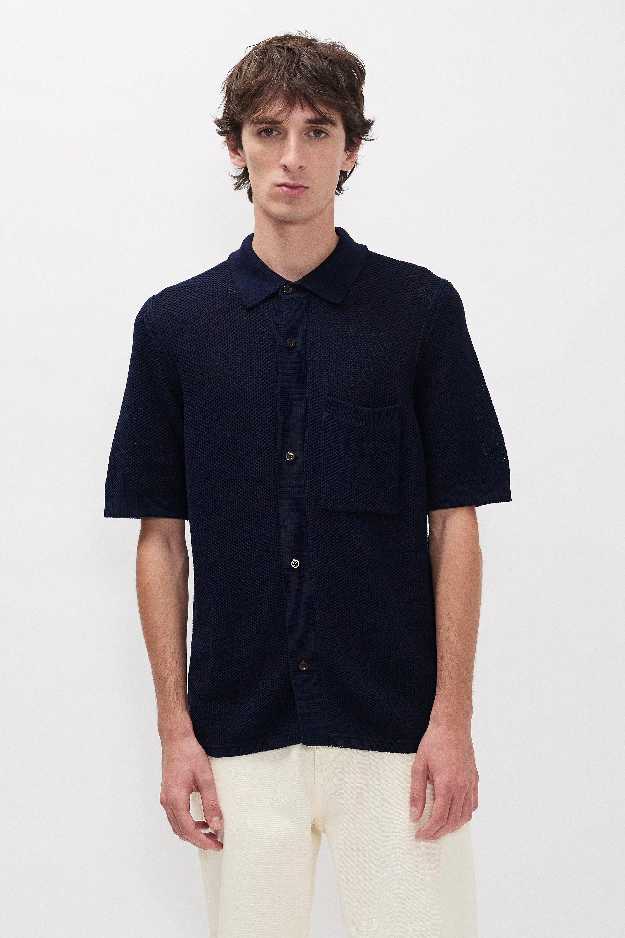 Polo en coton tricoté - Un polo à la coupe classique tricoté en maille nid d'abeille qui lui confère une aération et un confort rafraîchissant, ce qui en fait le choix parfait p…
