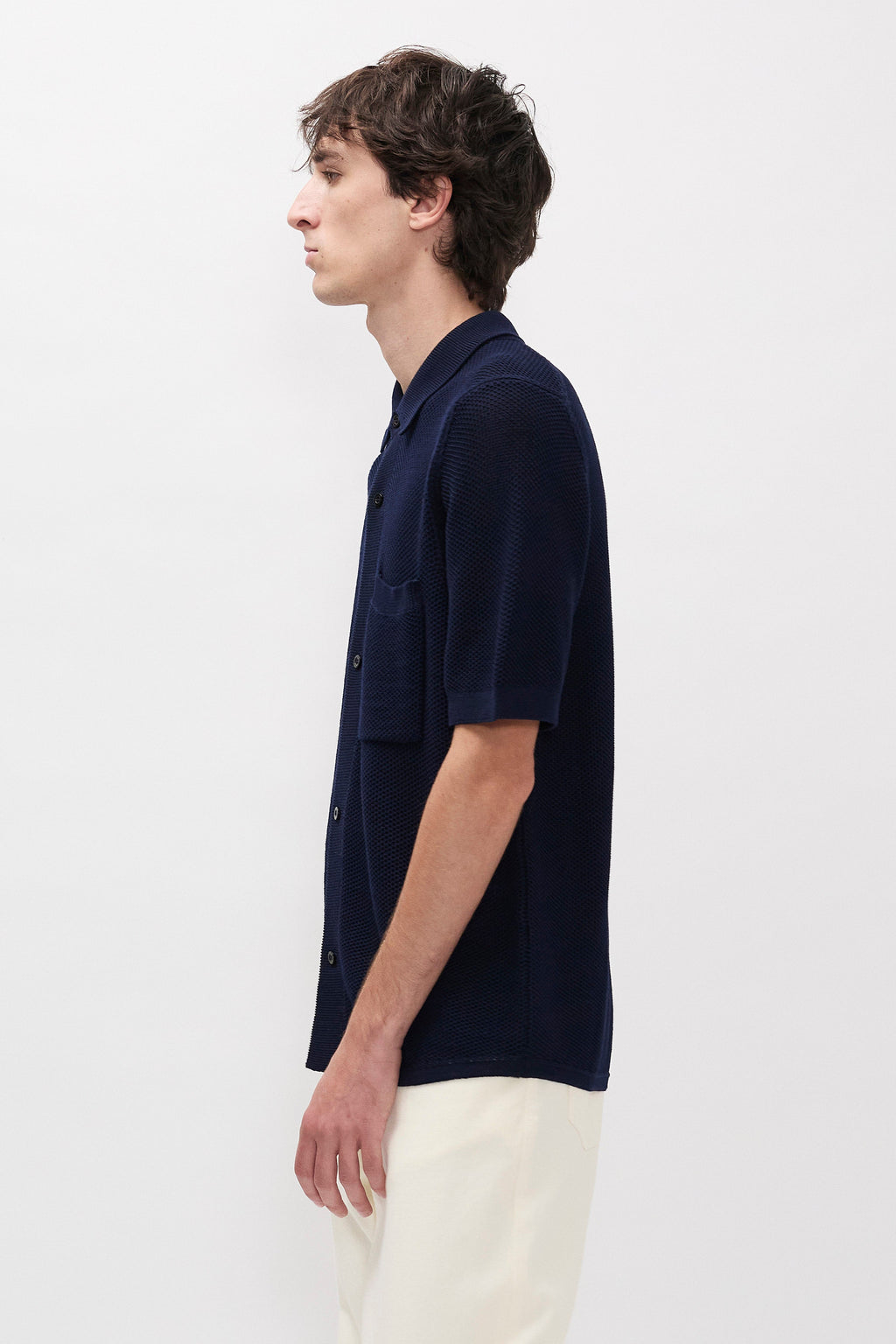 Polo en coton tricoté - Un polo à la coupe classique tricoté en maille nid d'abeille qui lui confère une aération et un confort rafraîchissant, ce qui en fait le choix parfait p…