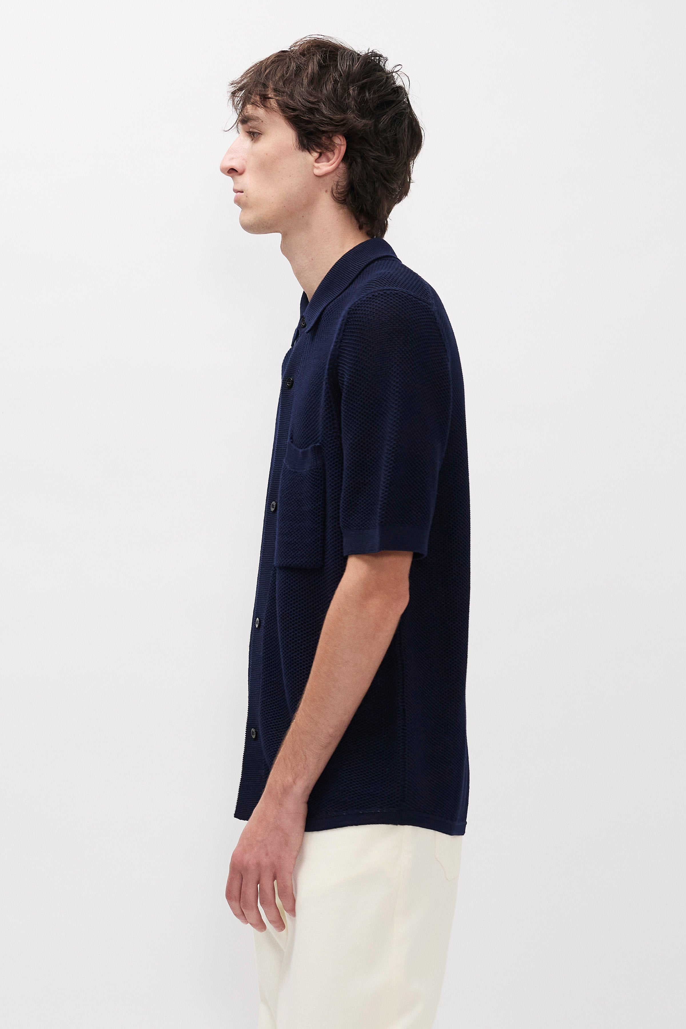 Polo en coton tricoté - Un polo à la coupe classique tricoté en maille nid d'abeille qui lui confère une aération et un confort rafraîchissant, ce qui en fait le choix parfait p…