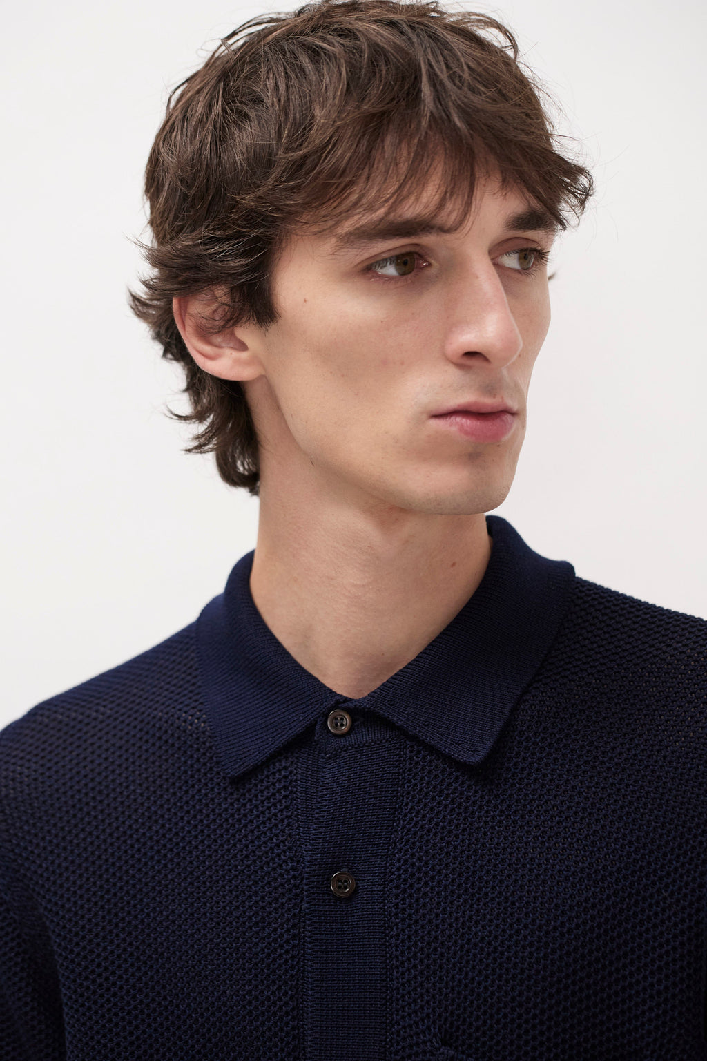 Polo en coton tricoté - Un polo à la coupe classique tricoté en maille nid d'abeille qui lui confère une aération et un confort rafraîchissant, ce qui en fait le choix parfait p…