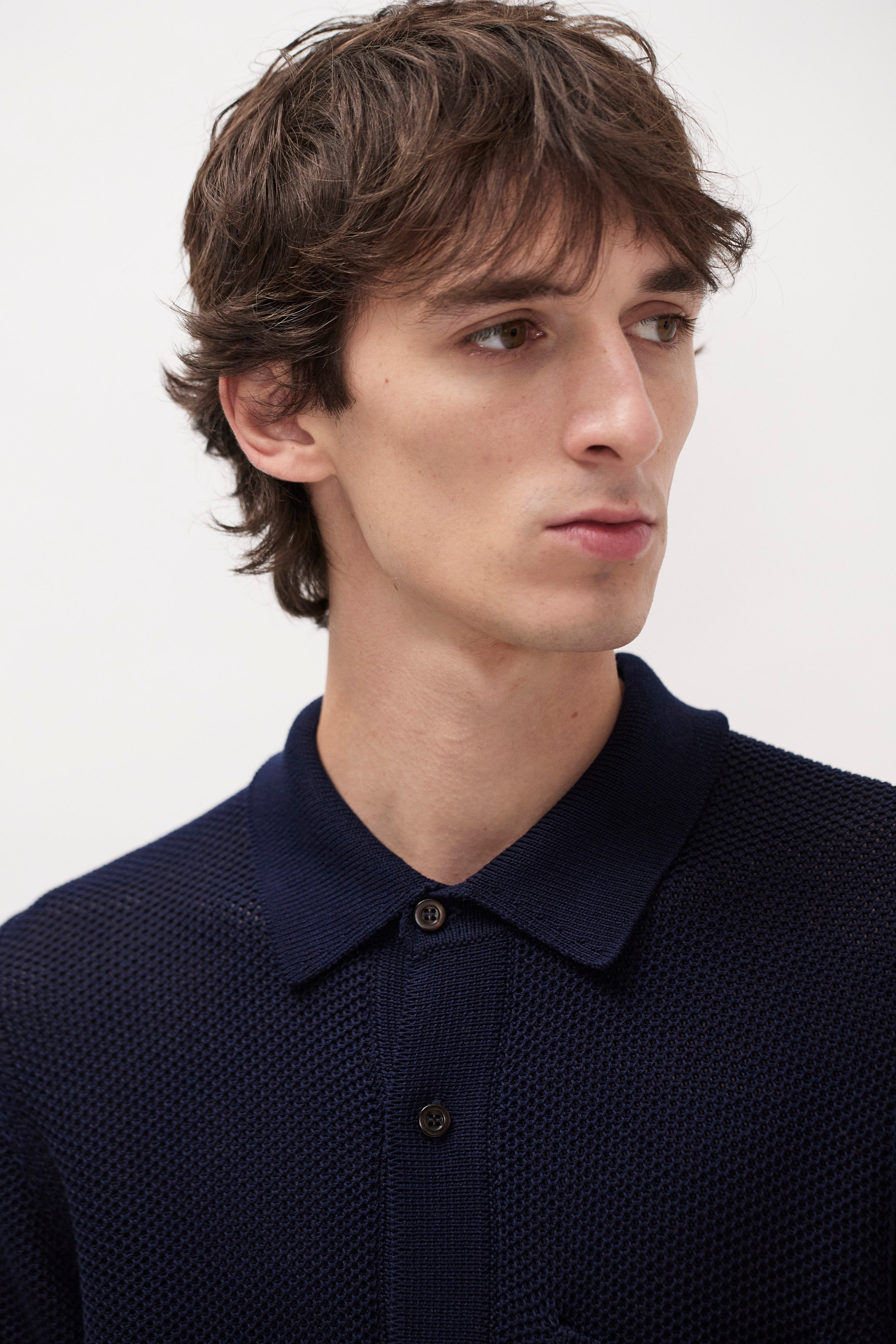 Polo en coton tricoté - Un polo à la coupe classique tricoté en maille nid d'abeille qui lui confère une aération et un confort rafraîchissant, ce qui en fait le choix parfait p…