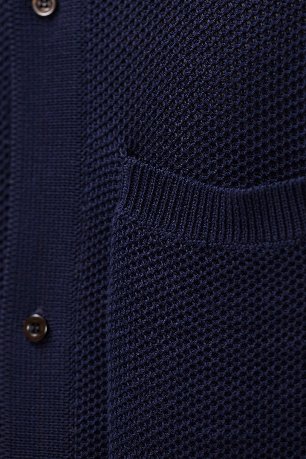 Polo en coton tricoté - Un polo à la coupe classique tricoté en maille nid d'abeille qui lui confère une aération et un confort rafraîchissant, ce qui en fait le choix parfait p…