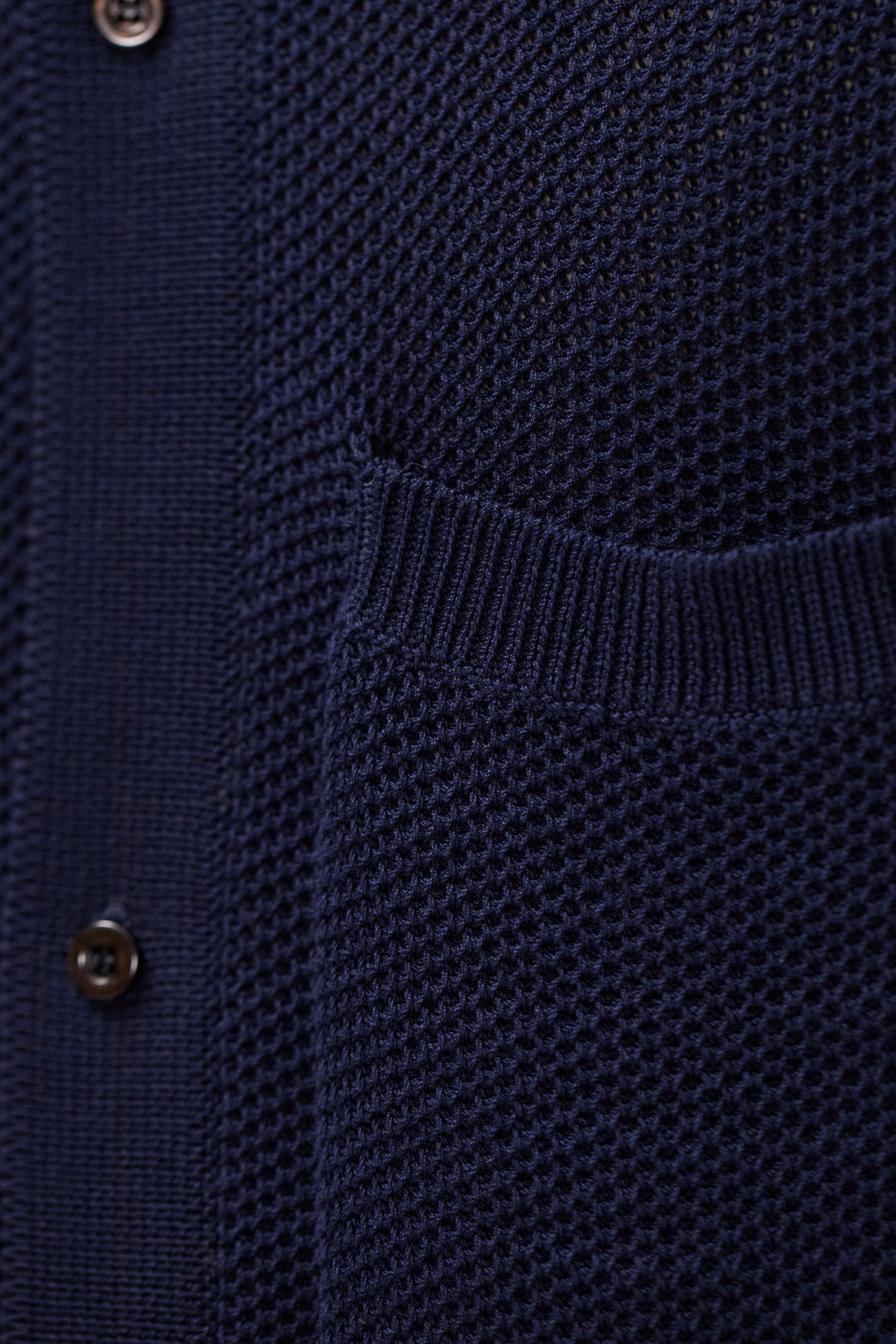 Polo en coton tricoté - Un polo à la coupe classique tricoté en maille nid d'abeille qui lui confère une aération et un confort rafraîchissant, ce qui en fait le choix parfait p…