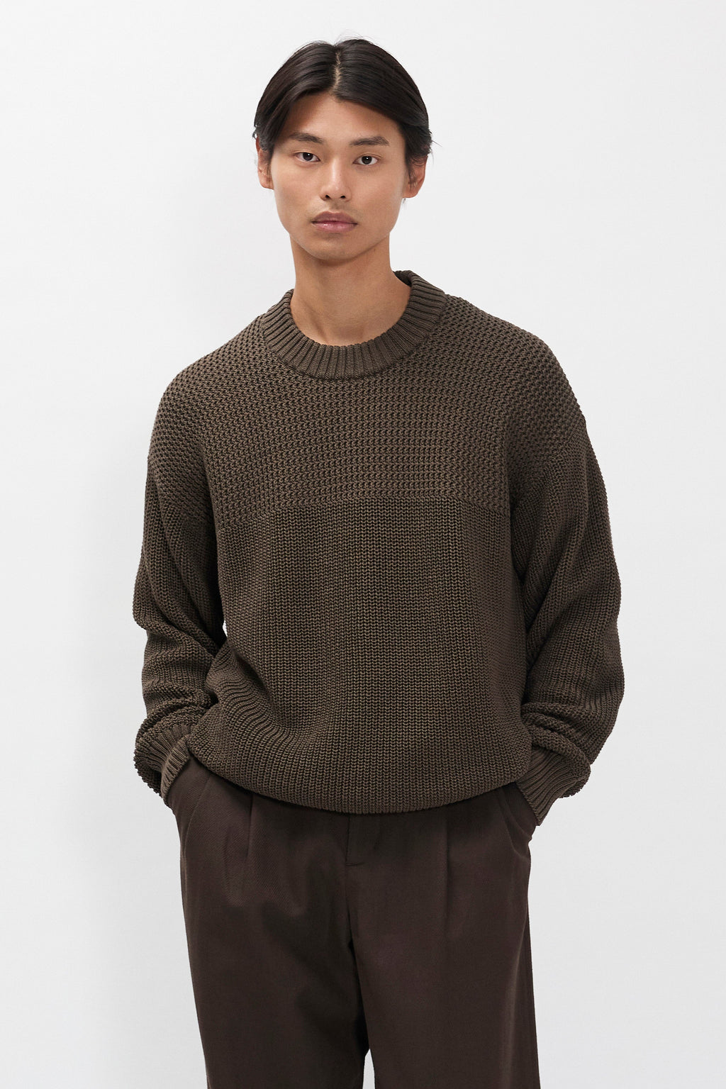 Pull en coton – Un pull à la coupe décontractée tricoté en demi-côtes anglaises, avec un empiècement à côtes perlées – Un pull à la coupe décontractée tricoté en demi-côtes anglaises…