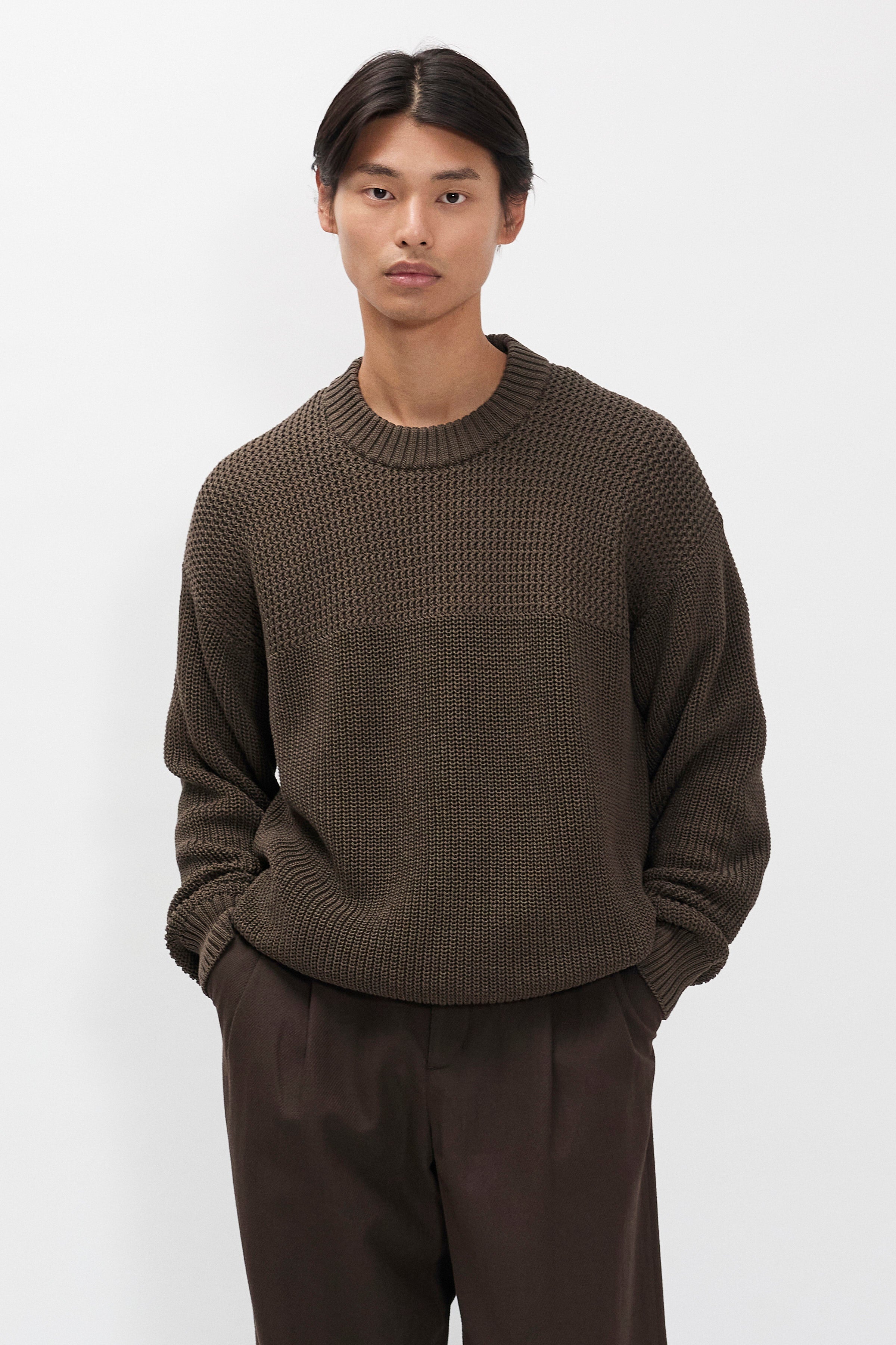 Pull en coton – Un pull à la coupe décontractée tricoté en demi-côtes anglaises, avec un empiècement à côtes perlées – Un pull à la coupe décontractée tricoté en demi-côtes anglaises…