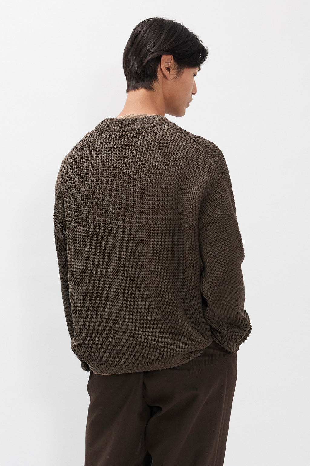 Pull en coton – Un pull à la coupe décontractée tricoté en demi-côtes anglaises, avec un empiècement à côtes perlées – Un pull à la coupe décontractée tricoté en demi-côtes anglaises…