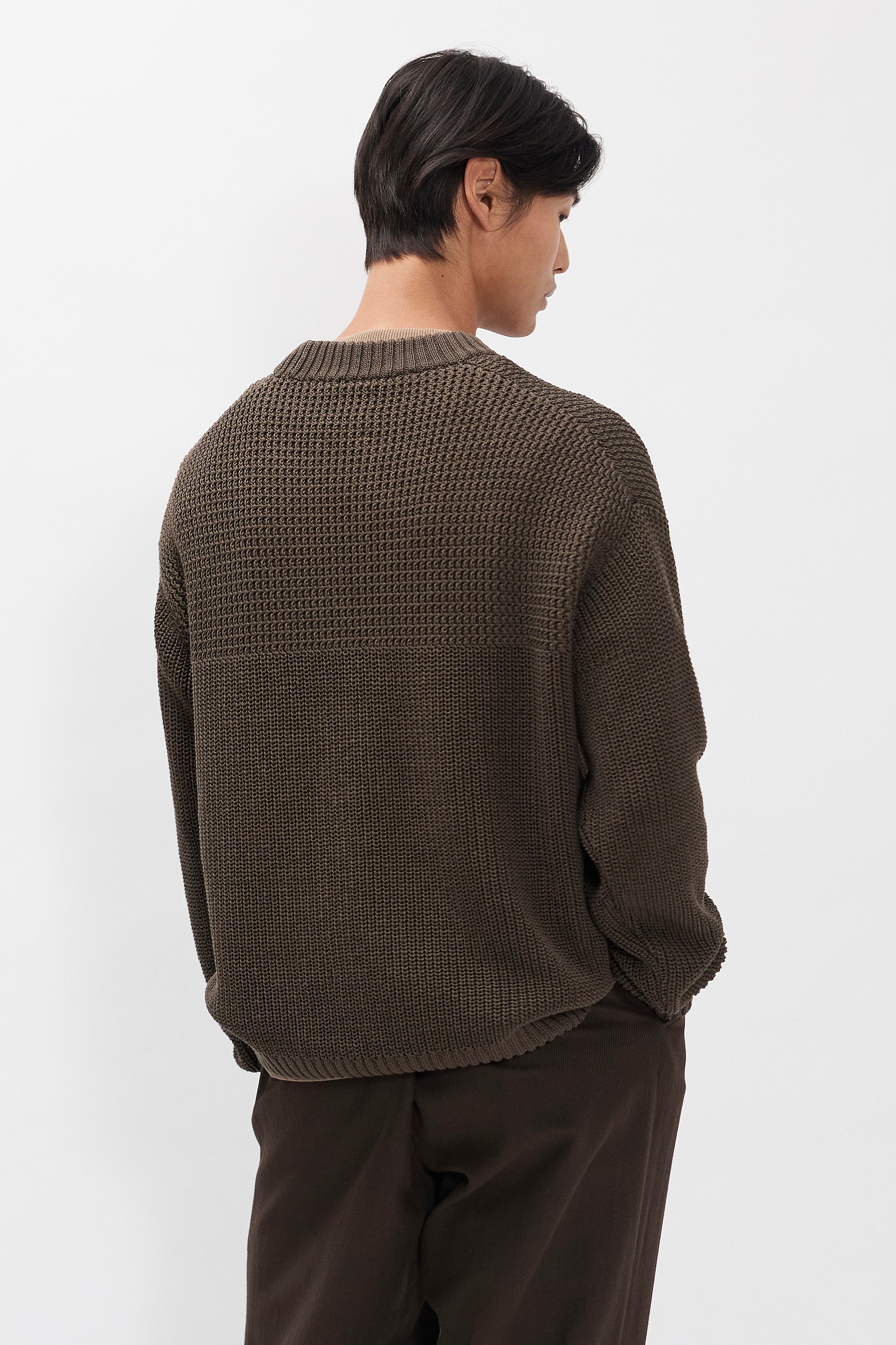 Pull en coton – Un pull à la coupe décontractée tricoté en demi-côtes anglaises, avec un empiècement à côtes perlées – Un pull à la coupe décontractée tricoté en demi-côtes anglaises…