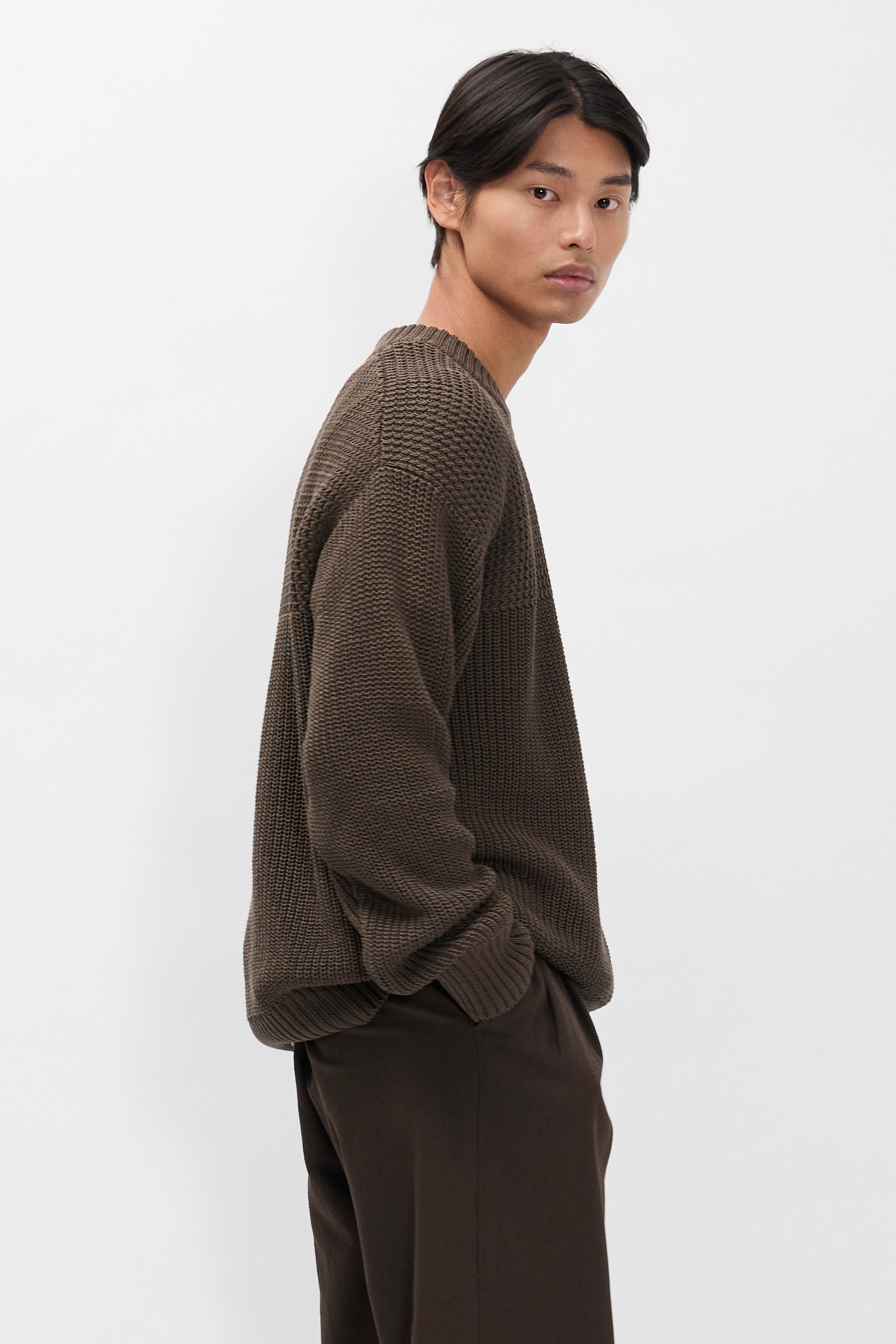 Pull en coton – Un pull à la coupe décontractée tricoté en demi-côtes anglaises, avec un empiècement à côtes perlées – Un pull à la coupe décontractée tricoté en demi-côtes anglaises…
